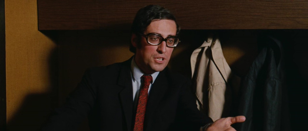 La morte accarezza a mezzanotte (1972) Inspector assistant.jpg