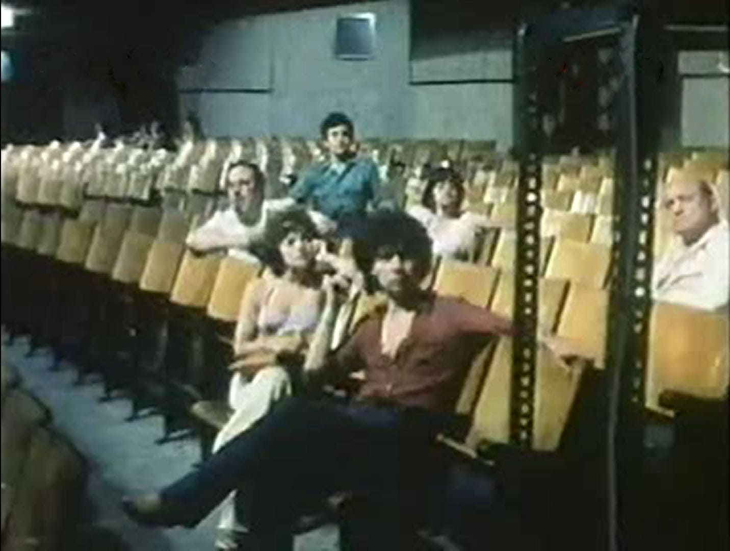 1978 _ Circuito Chiuso _ Uomo Bloccato Al Cinema Dalla Polizia _ Non Accreditato _ 03.jpg