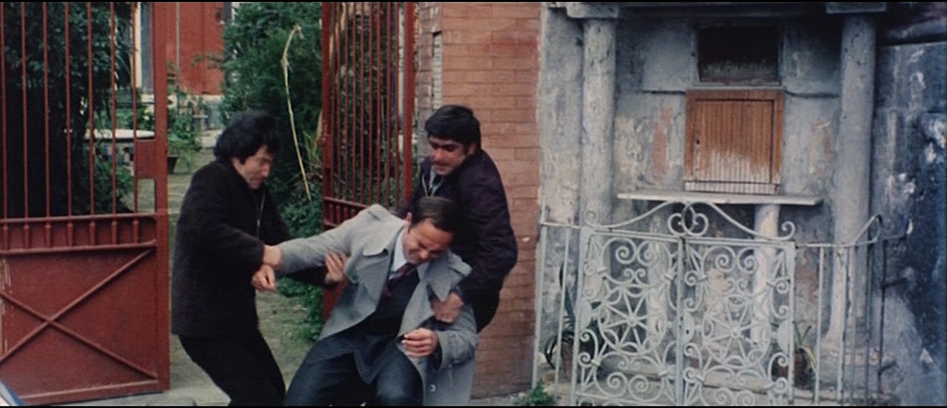 1976 _ Napoli Violenta _ Uomo Che Tenta Di Rapire Ingegnere Francesco Capuano _ Non Accreditato _ 01.jpg