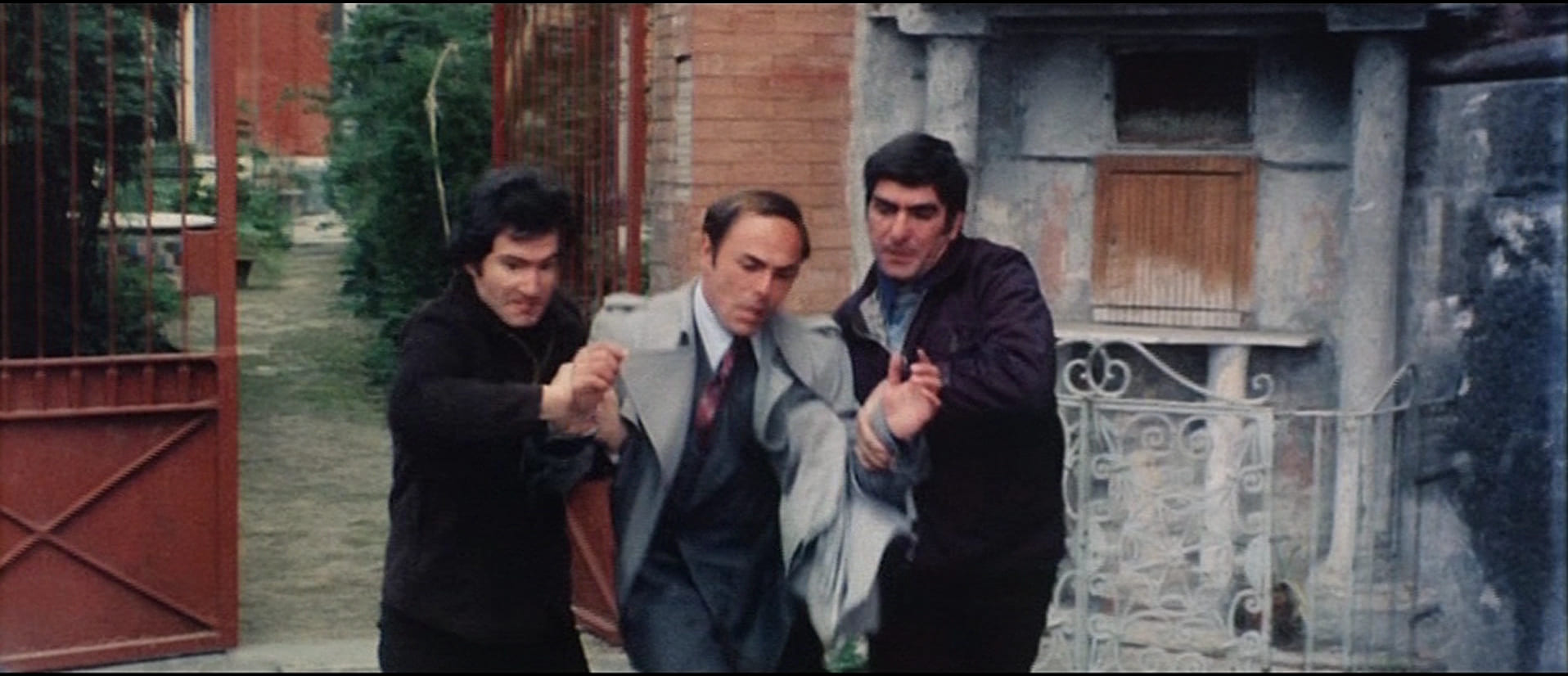 1976 _ Napoli Violenta _ Uomo Che Tenta Di Rapire Ingegnere Francesco Capuano _ Non Accreditato _ 02.jpg