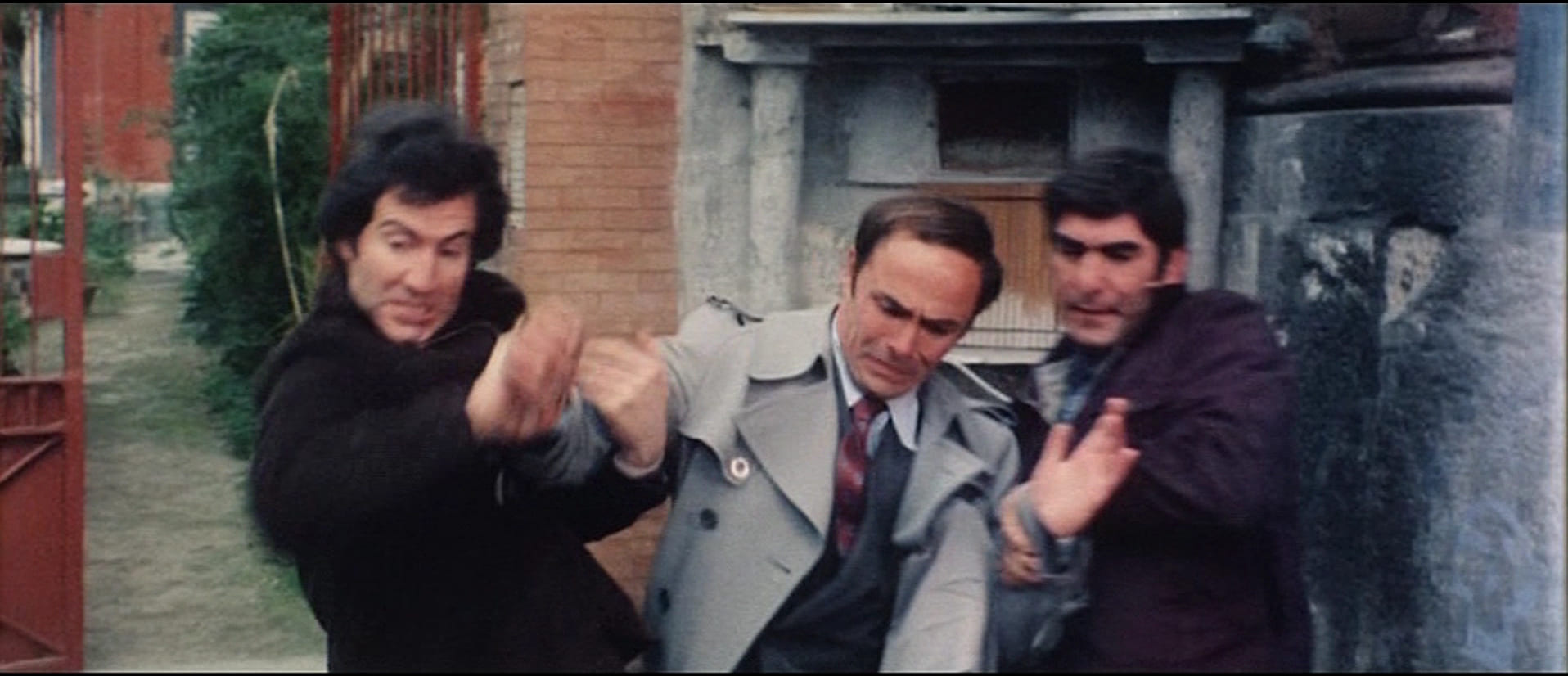 1976 _ Napoli Violenta _ Uomo Che Tenta Di Rapire Ingegnere Francesco Capuano _ Non Accreditato _ 03.jpg