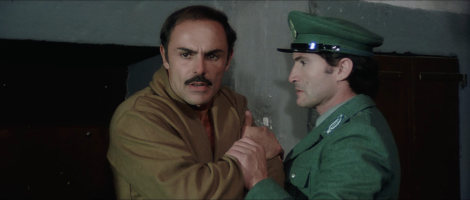 1977 _ Il Cinico L'infame Il Violento _ Guardia Carceraria Che Salva Frank Di Maggio _ Non Accreditato _ 02.jpg