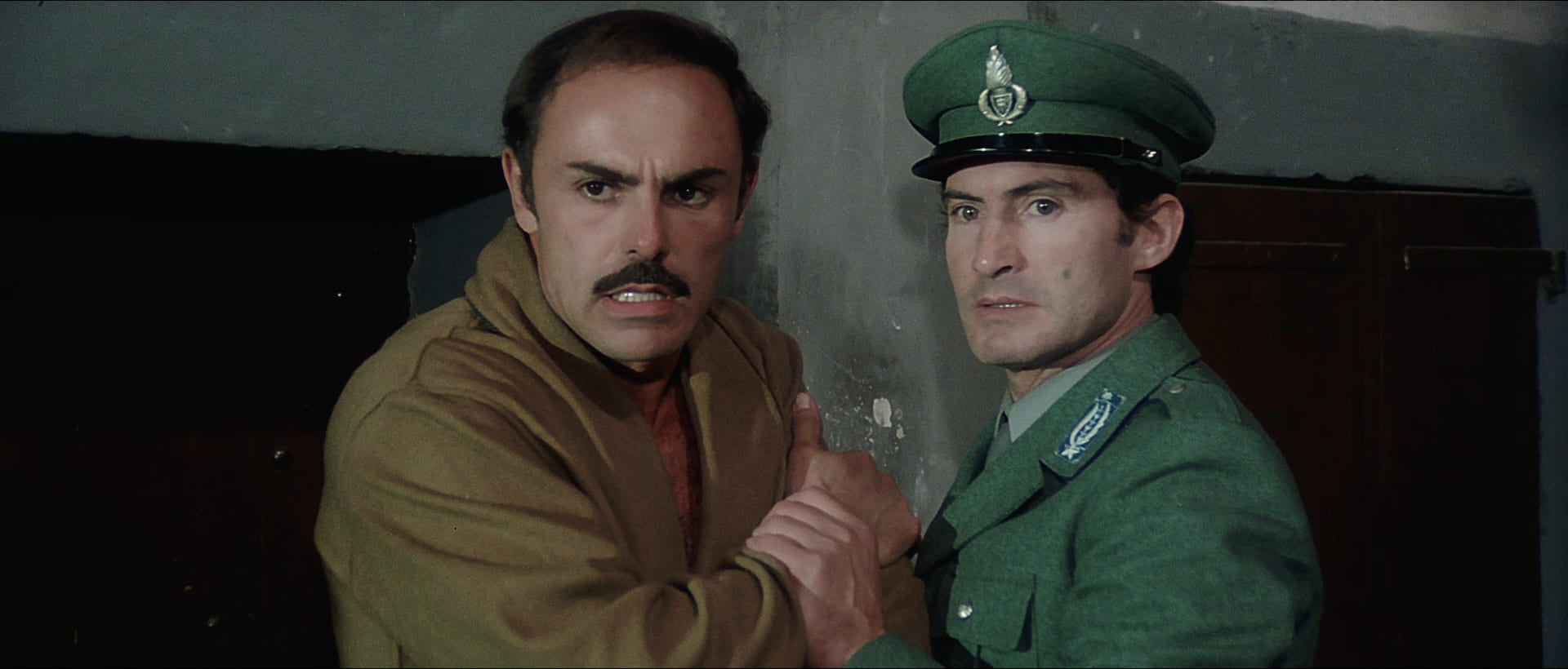 1977 _ Il Cinico L'infame Il Violento _ Guardia Carceraria Che Salva Frank Di Maggio _ Non Accreditato _ 03.jpg