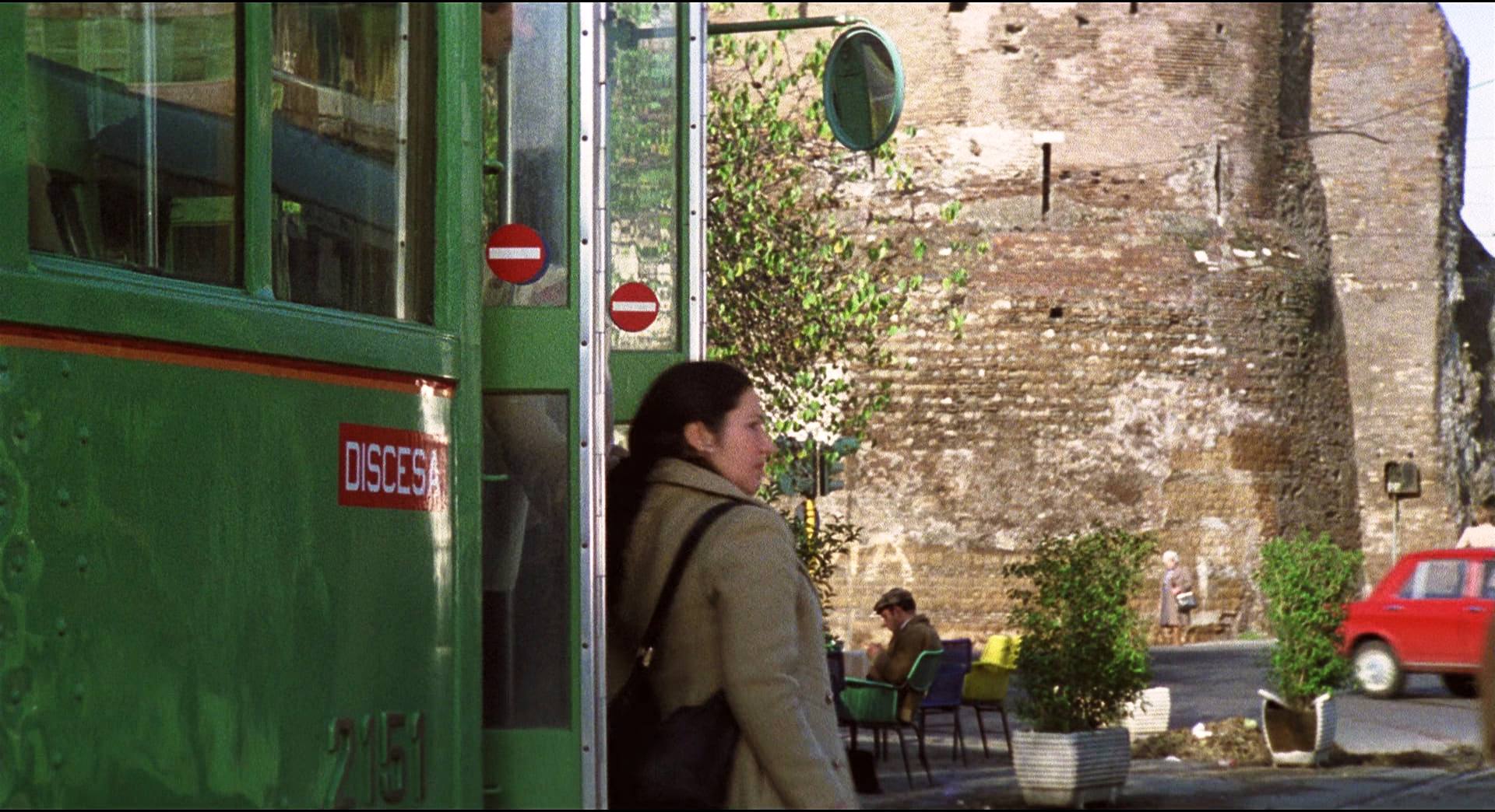 1976 _ Uomini Si Nasce Poliziotti Si Muore _ Passeggera Che Scende Dal Tram _ Non Accreditato _ 01.jpg