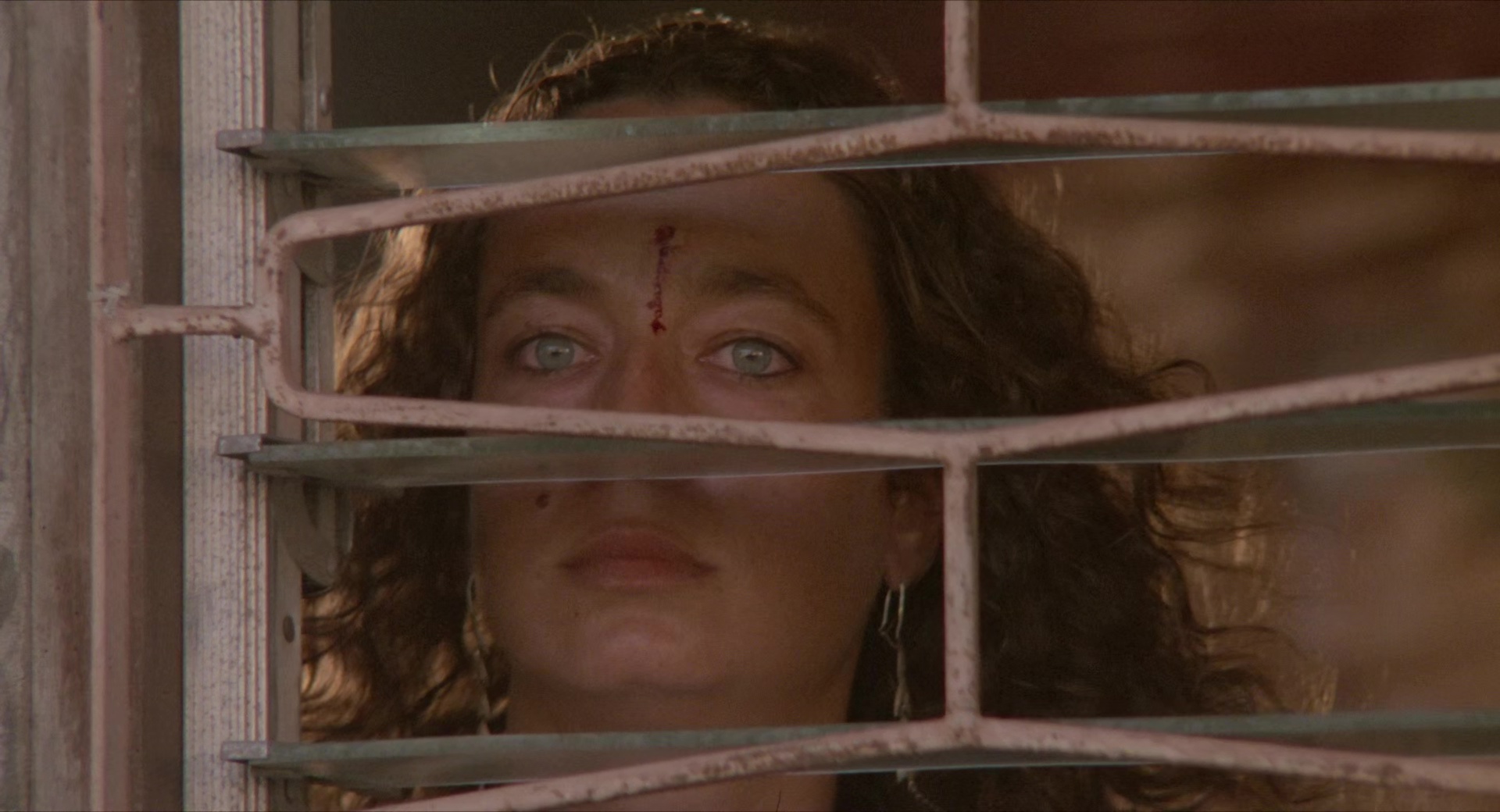 I predatori di Atlantide (1983) - Woman killed at the window.jpg