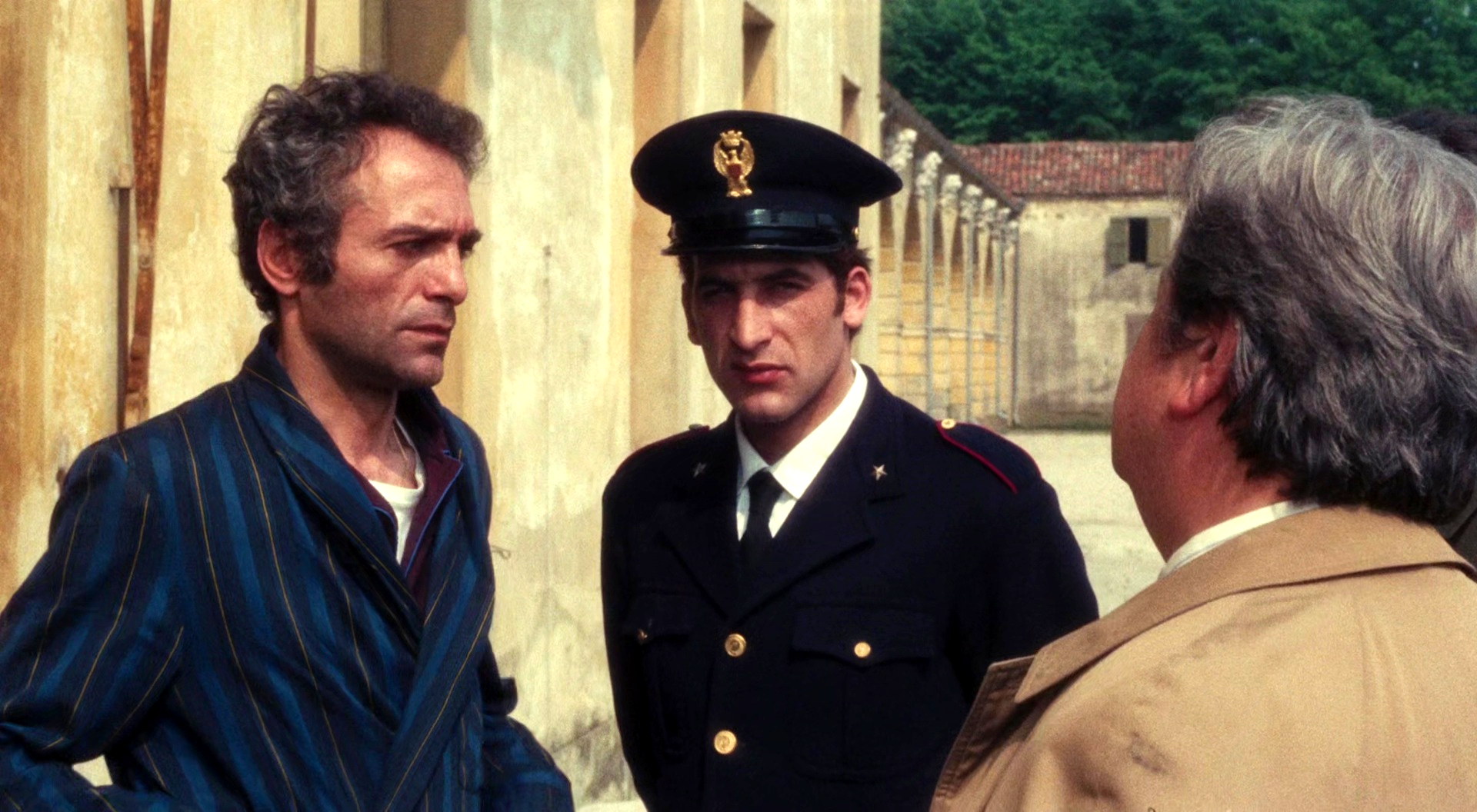 Il tuo vizio (1972) Policeman 1a.jpg