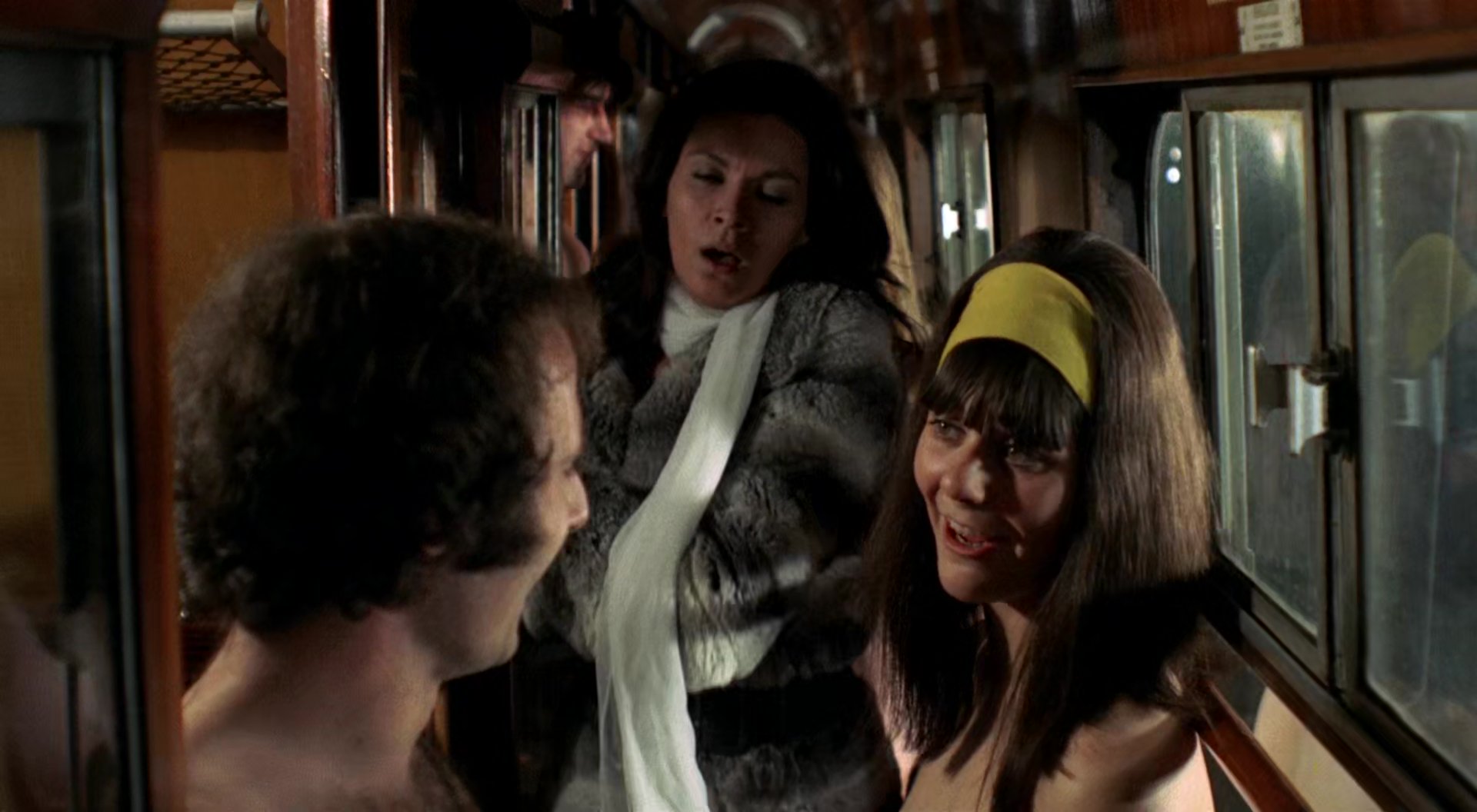 Una lucertola (1971) Woman with yellow sash on the train.jpg