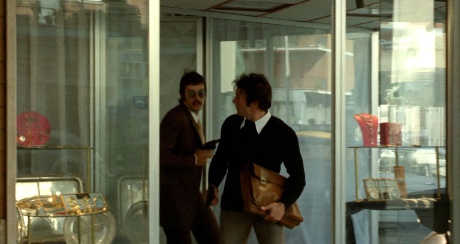 Il poliziotto è marcio (1974) Robber with moustache 1.jpg