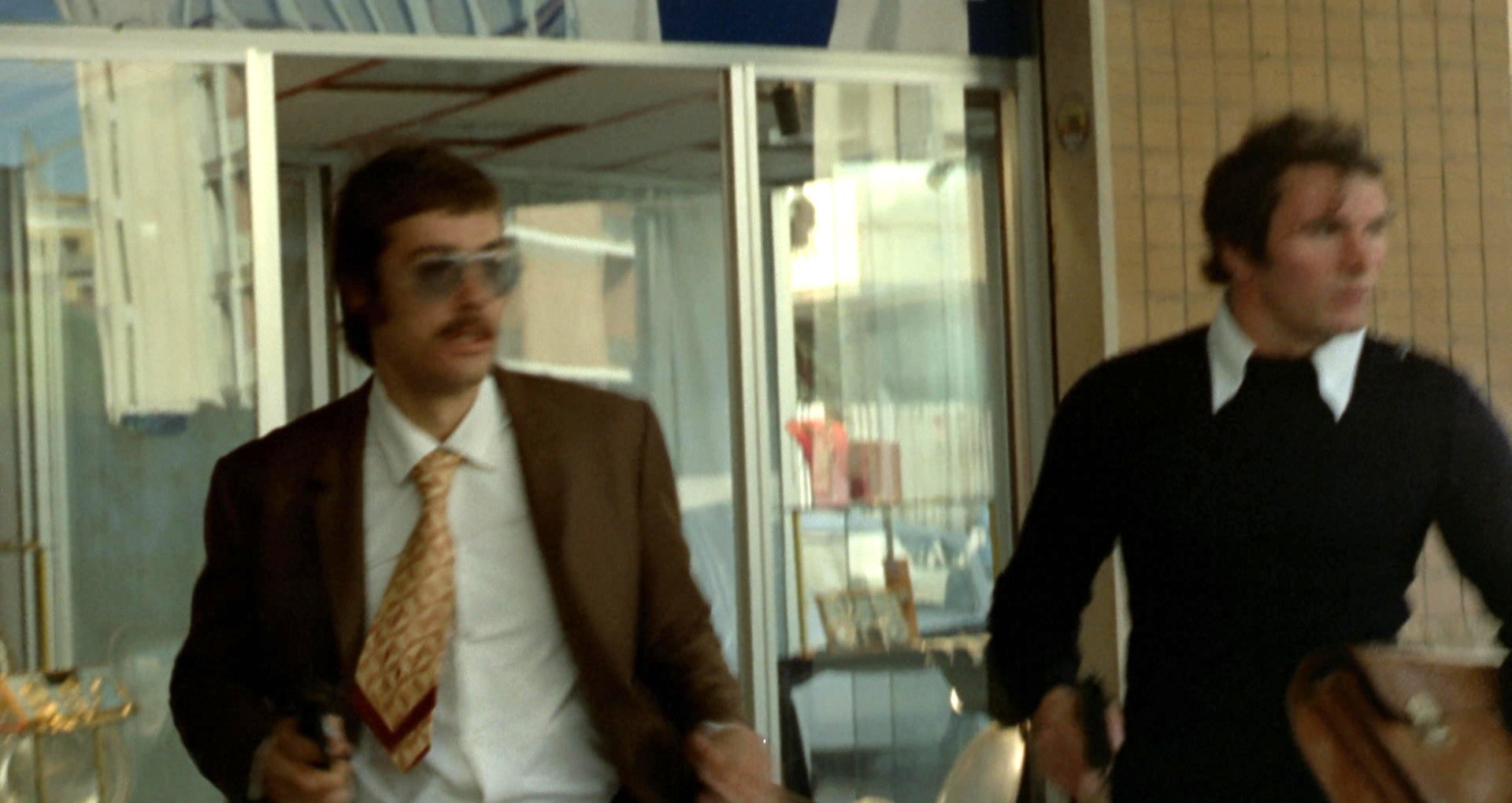 Il poliziotto è marcio (1974) Robber with moustache 2.jpg