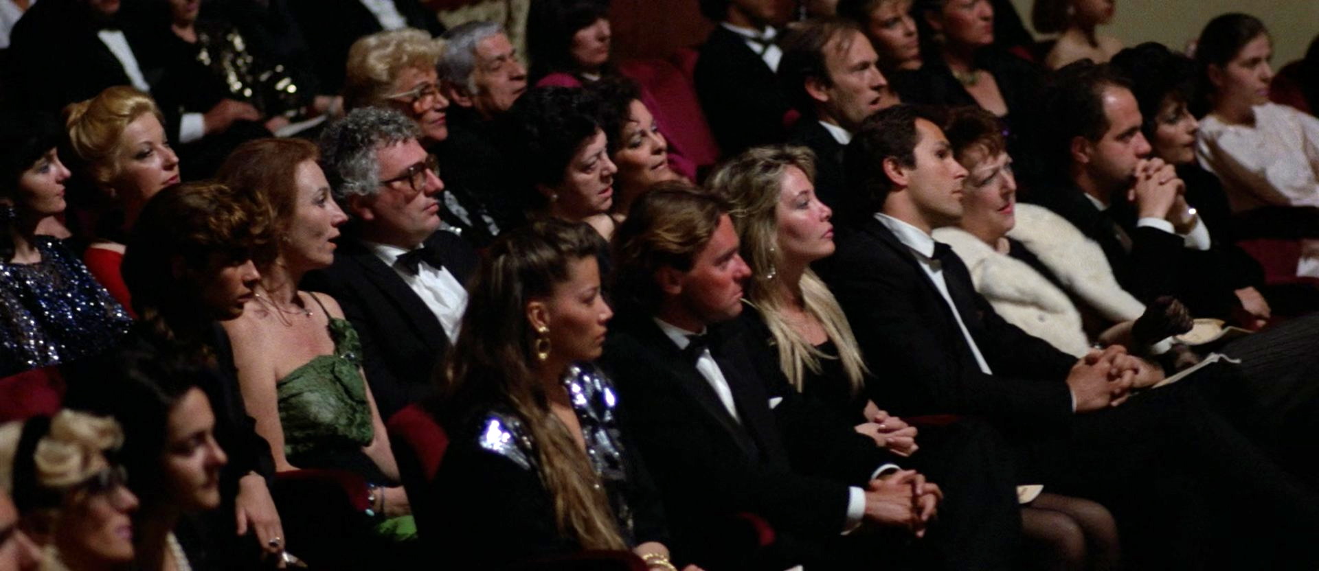 Opera (1987) Theater spectators 1.jpg