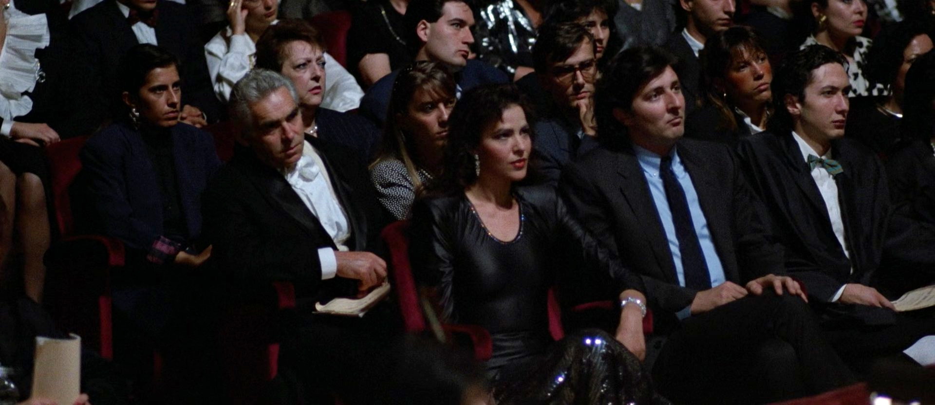 Opera (1987) Theater spectators 3.jpg