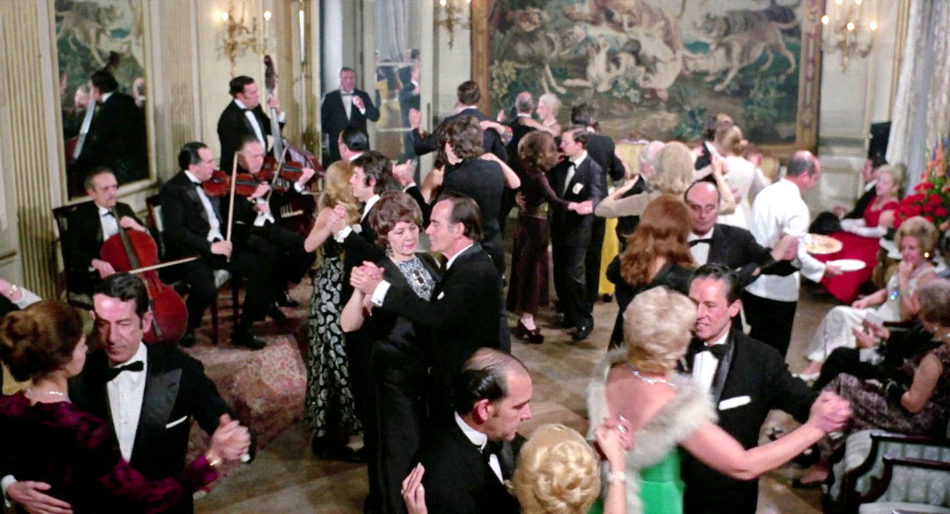 La mansión de la niebla (1972) Party guests 03.jpg