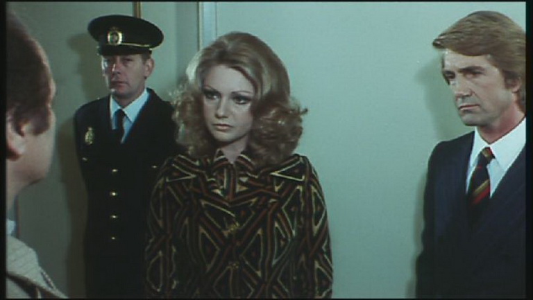 Sette scialli di seta gialla (1972) Policeman at hospital.JPG
