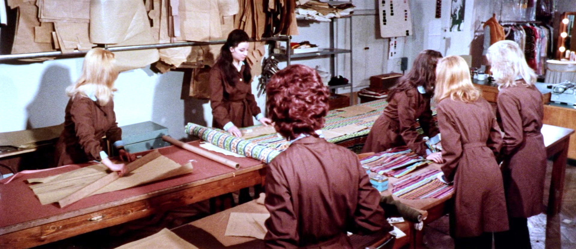 7 scialli di seta gialla (1972) Atelier staffing 05.jpg