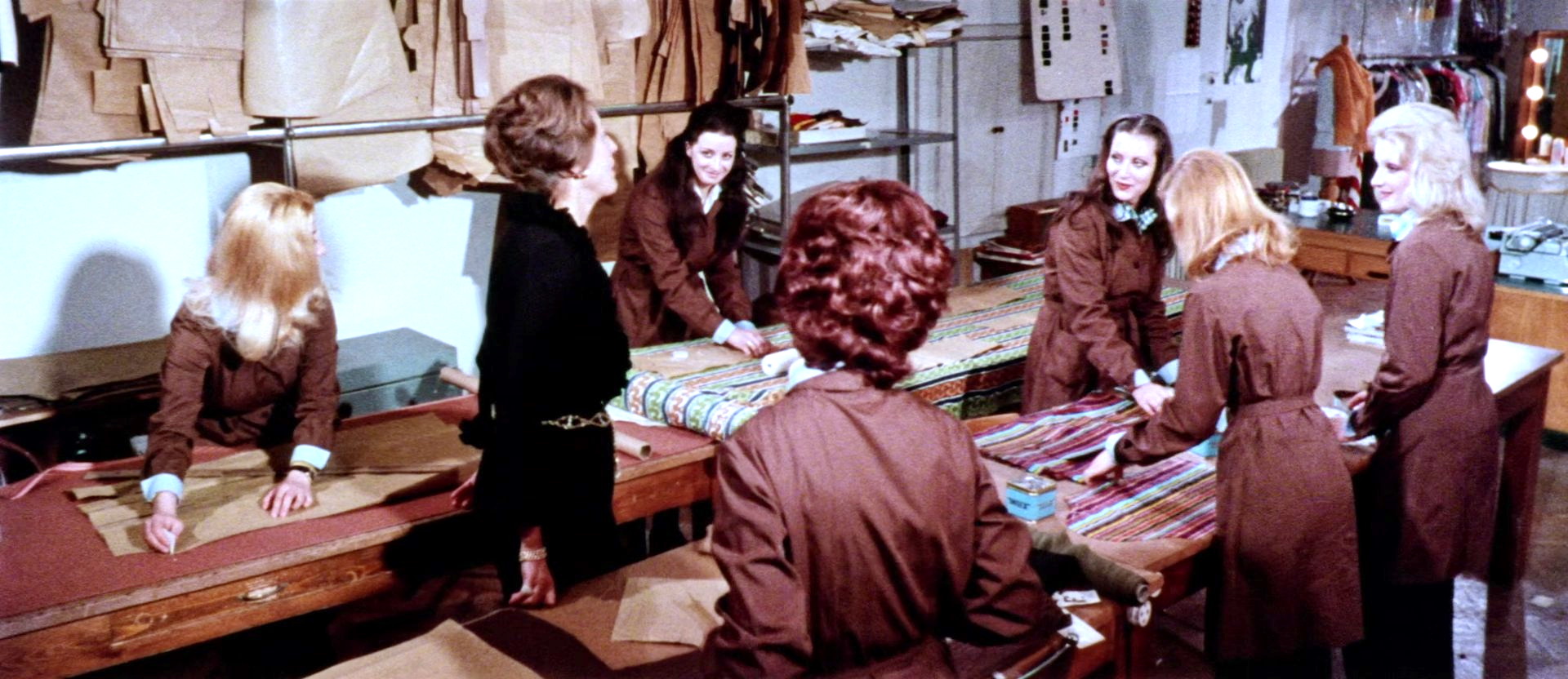 7 scialli di seta gialla (1972) Atelier staffing 06.jpg