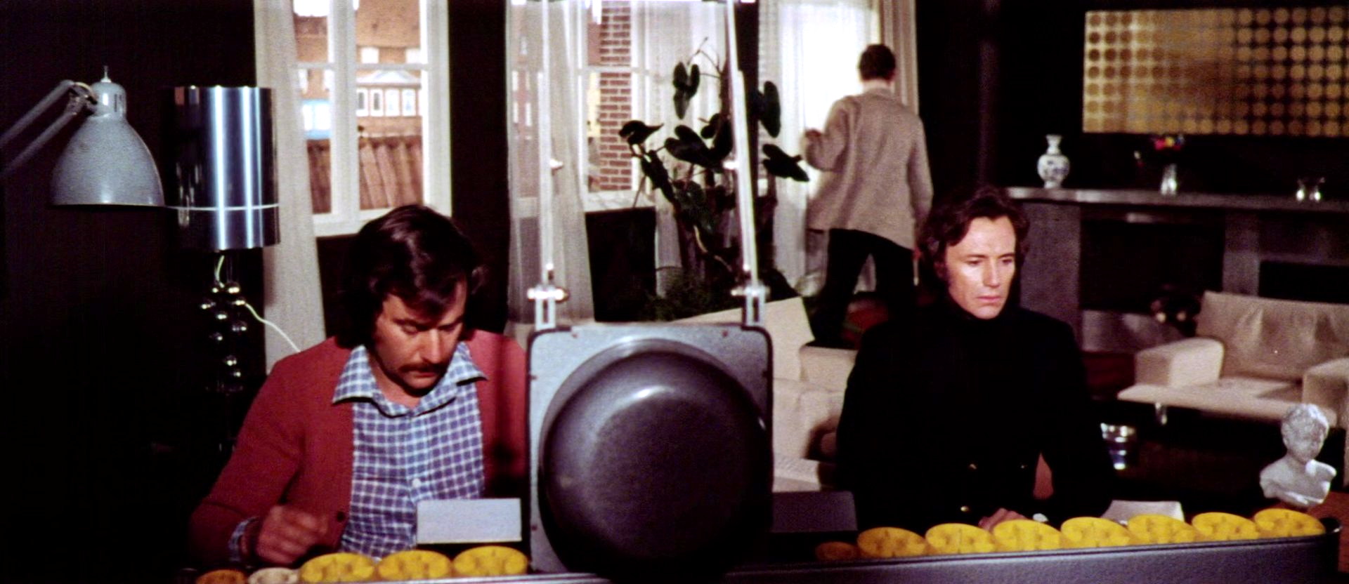 7 scialli di seta gialla (1972) Projectionist 1.jpg