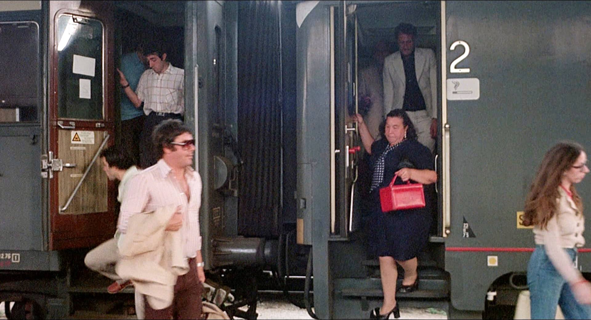 1976 _ Febbre Da Cavallo _ Passeggera Che Scende Dal Treno _ Non Accreditato _ 01.jpg