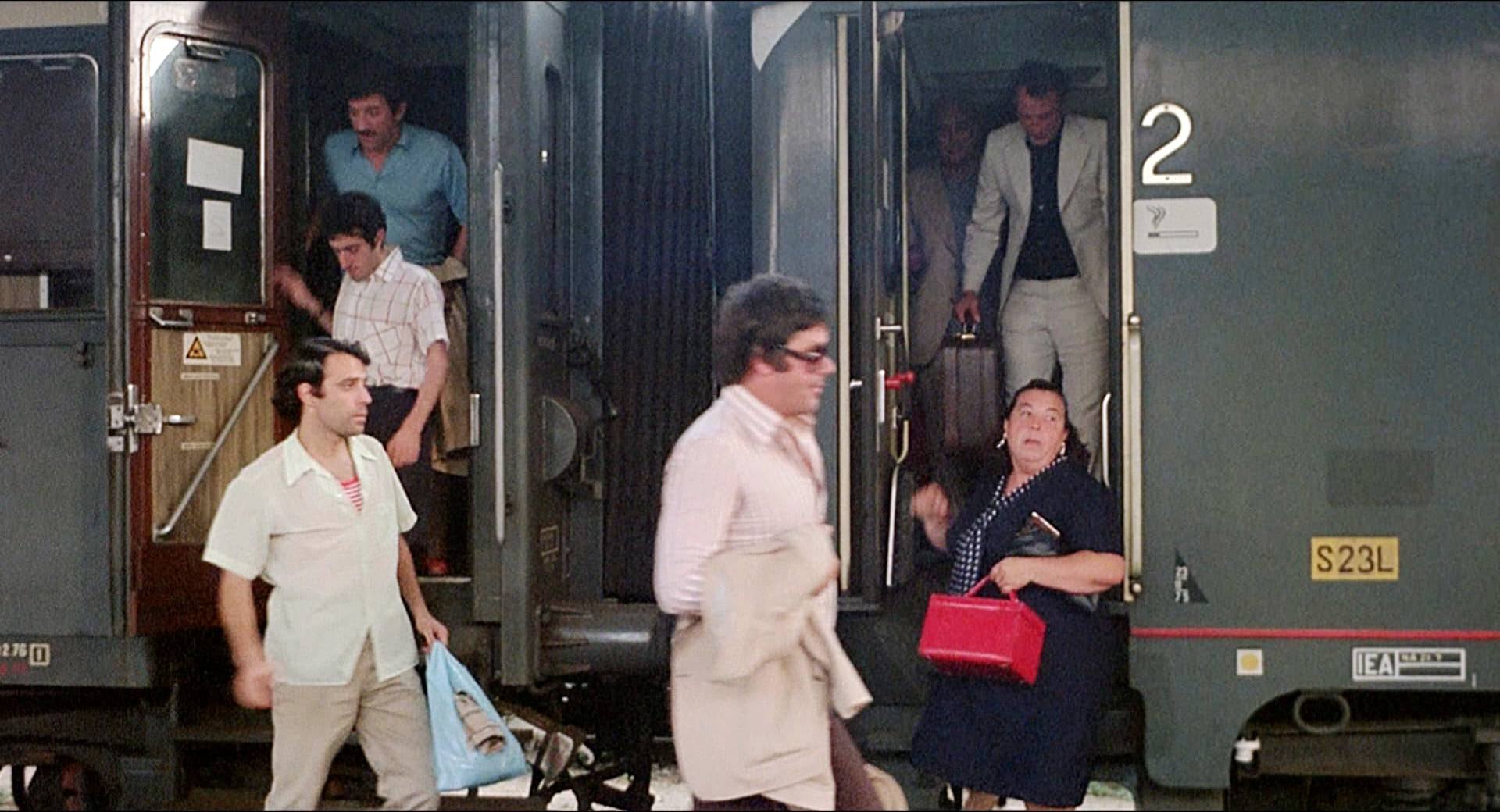 1976 _ Febbre Da Cavallo _ Passeggera Che Scende Dal Treno _ Non Accreditato _ 02.jpg