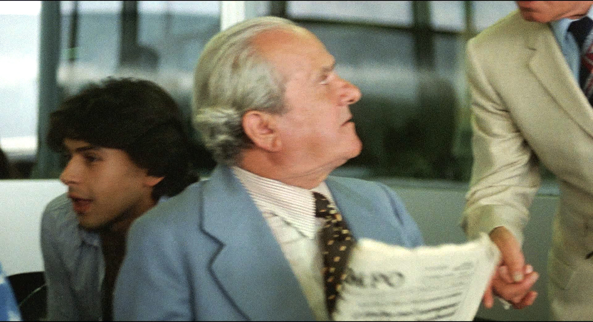 1978 _ I Gabbiani Volano Basso _ Uomo All'aeroporto _ Non Accreditato _ 01.jpg