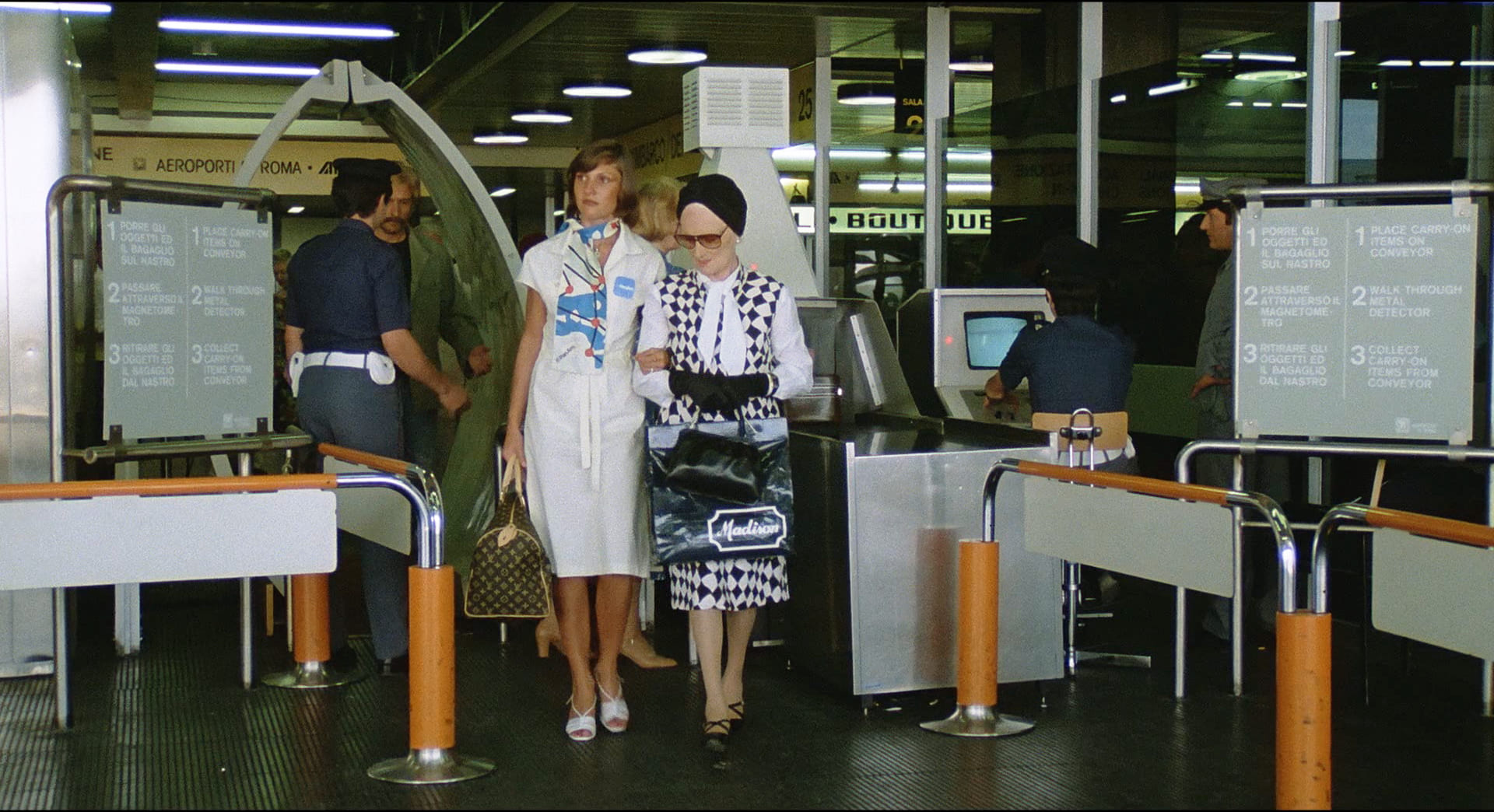 1978 _ I Gabbiani Volano Basso _ Donna All'aeroporto _ Non Accreditato _ 02.jpg