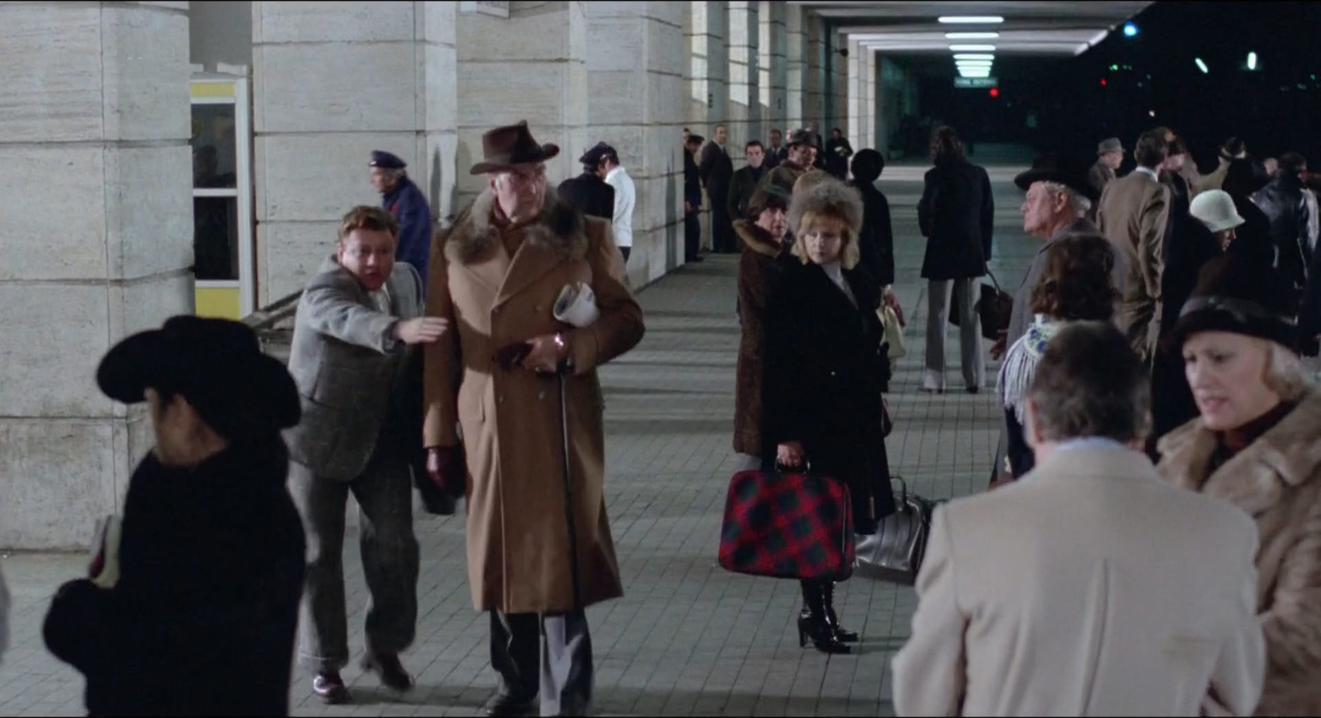 1976 _ Il Secondo Tragico Fantozzi _ Donna Alla Stazione _ Non Accreditato _ 02.jpg