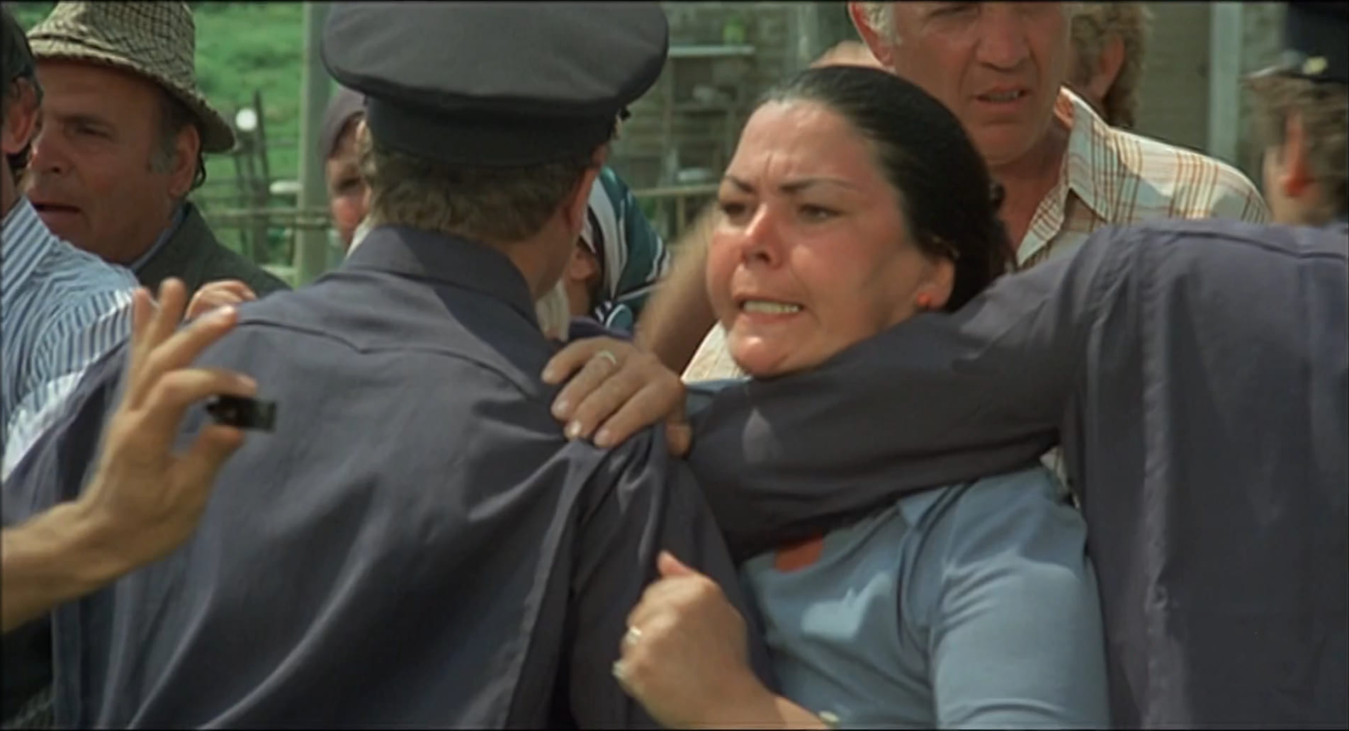 1976 _ Spogliamoci Così Senza Pudor _ Madre Di Un Ragazzino Allenato Da Dante Zatteroni _ Non Accreditato _ 02.jpg