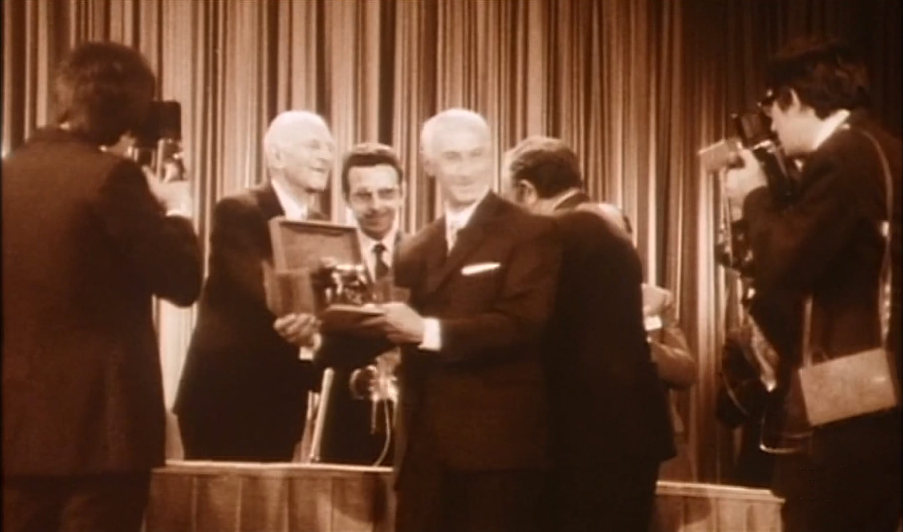 1971 _ In Nome Del Popolo Italiano _ Uomo Alla Cerimonia Di Premiazione _ Non Accreditato _ 01.jpg