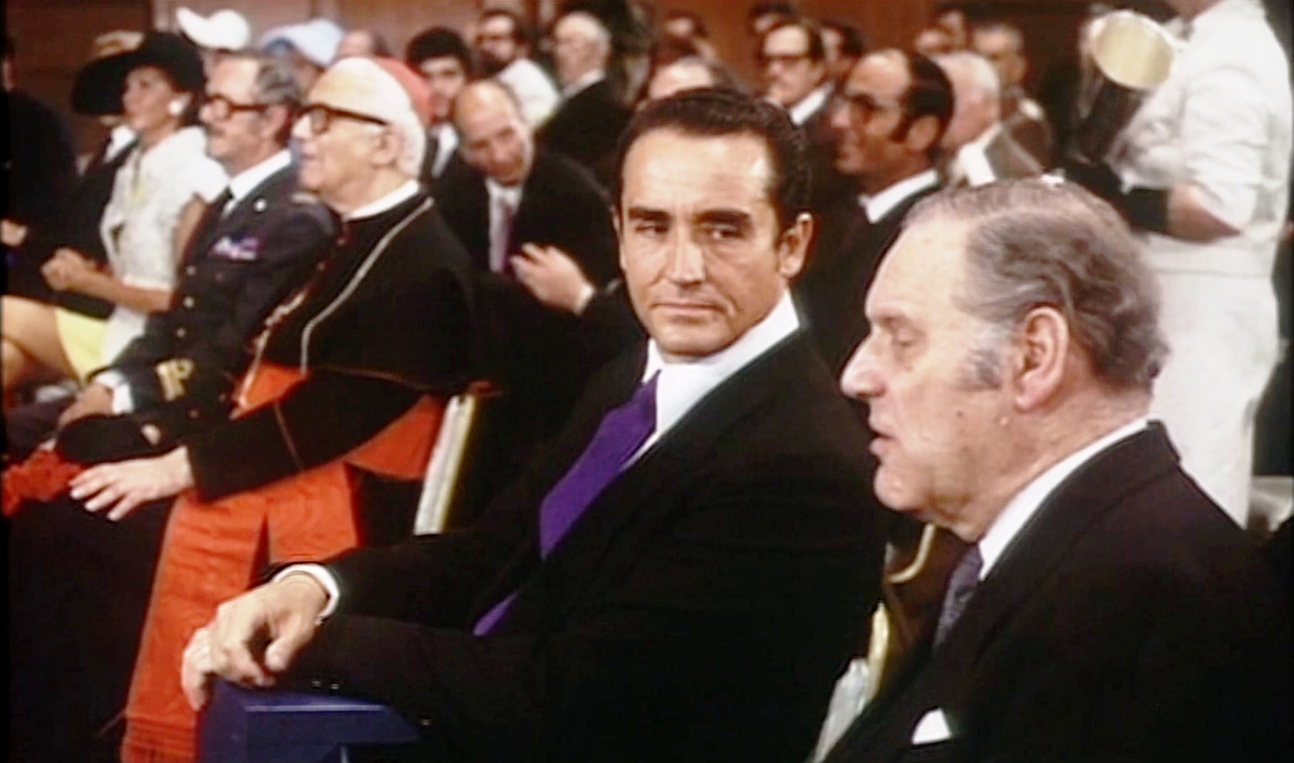 1971 _ In Nome Del Popolo Italiano _ Uomo Alla Cerimonia Di Premiazione _ Non Accreditato _ 02.jpg