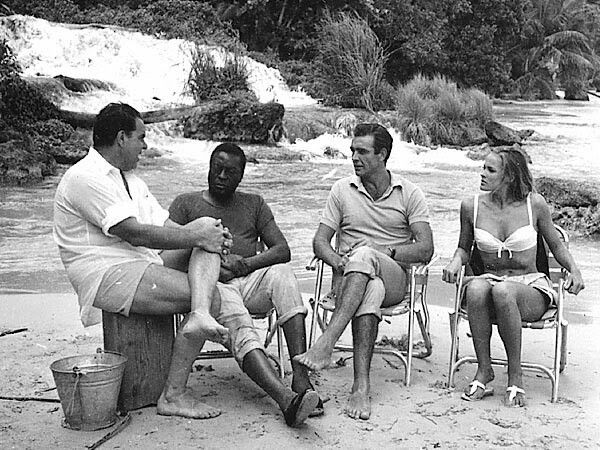 d79e014325962f11d952f959041b5784--sean-connery-james-bond-ursula-andress.jpg