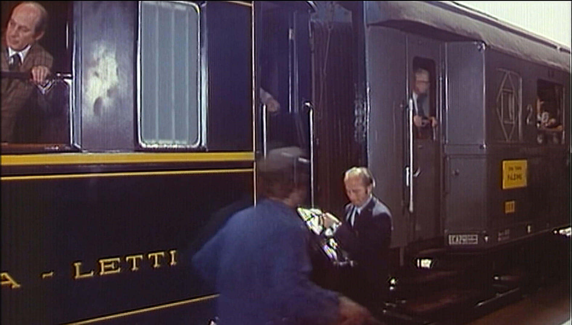 1973 _ La Schiava Io Ce L'ho E Tu No _ Viaggiatore Che Scende Dal Treno  _ Non Accreditato _ 01.jpg