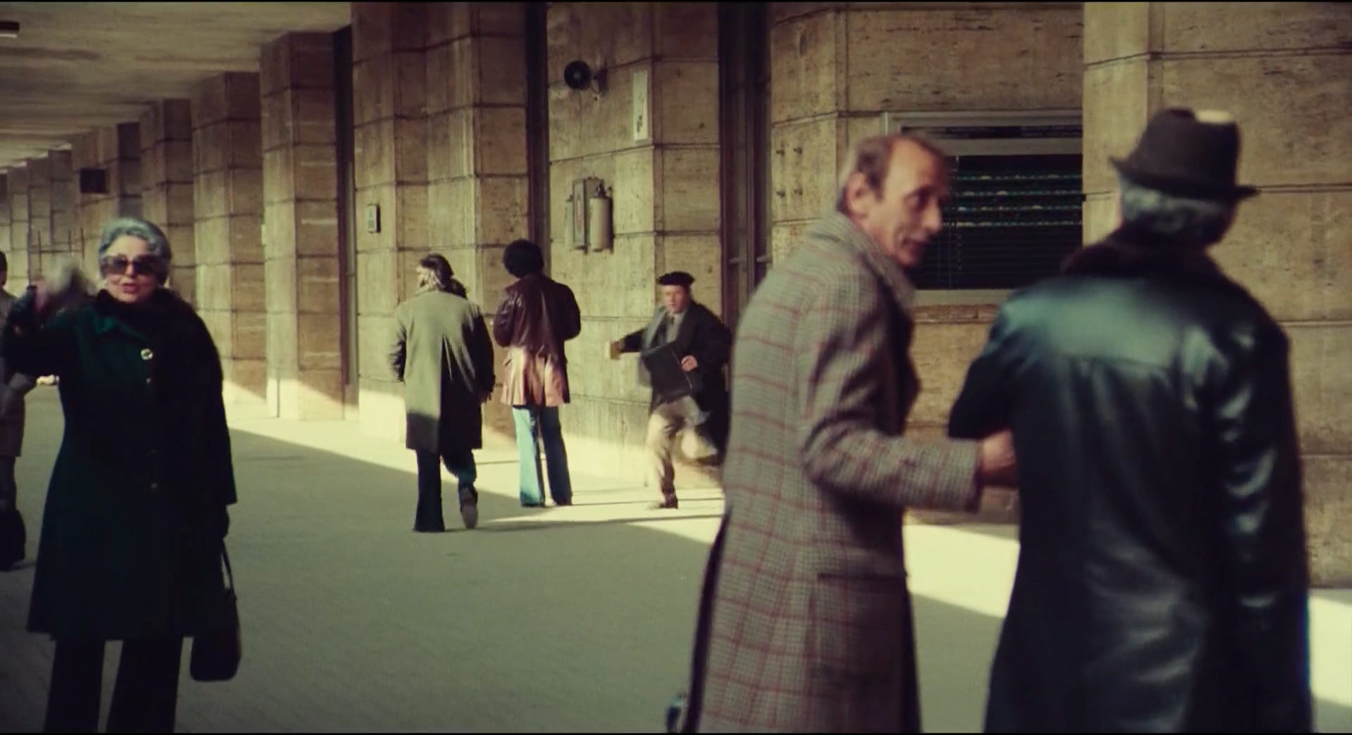 1975 _ Fantozzi _ Uomo Alla Stazione E Passante _ 01.jpg