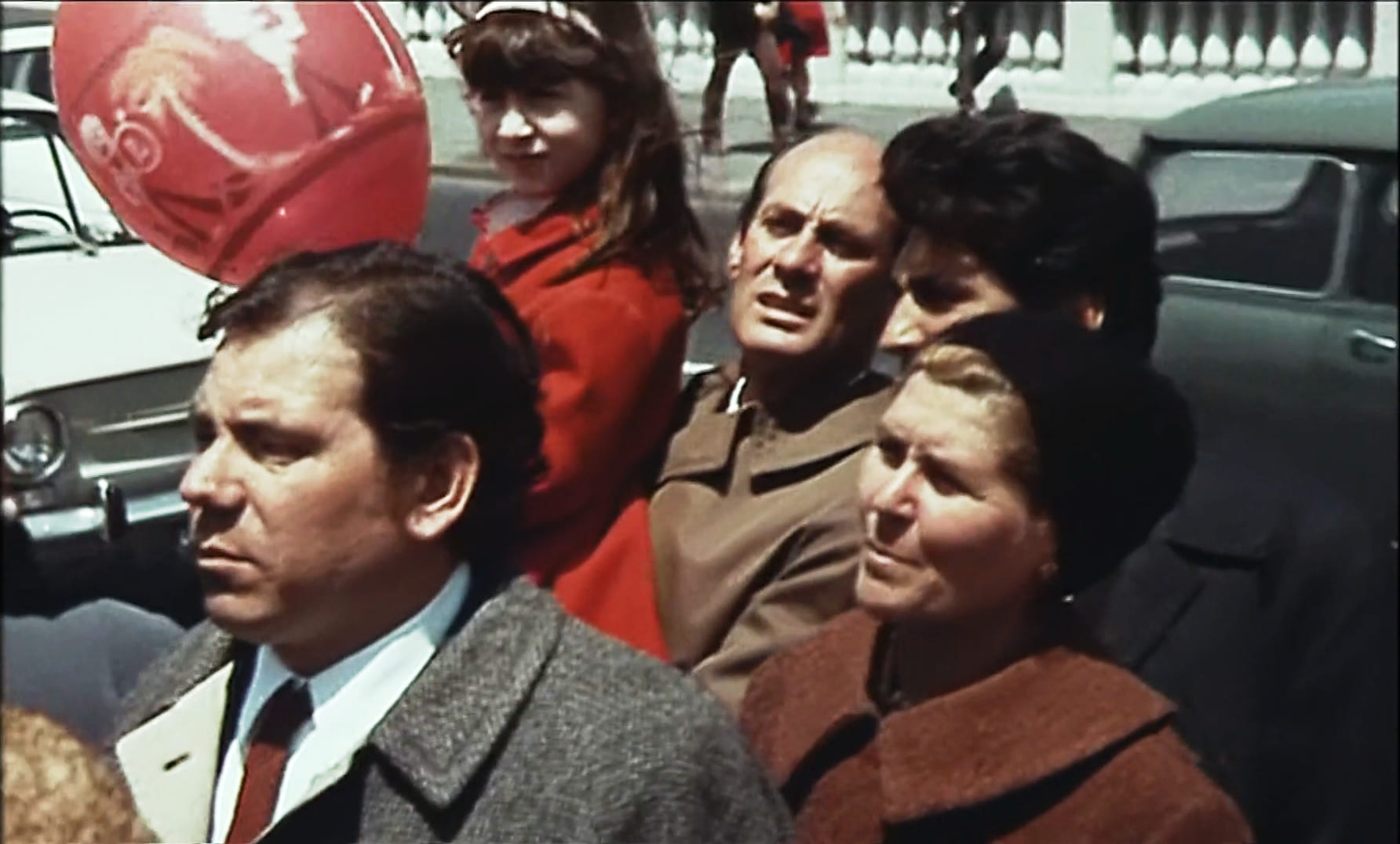 1968 _ Straziami Ma Di Baci Saziami _ Uomo Che Assiste Al Tuffo Di Mr Okey Nel Tevere _ Non Accreditato _ 01.jpg