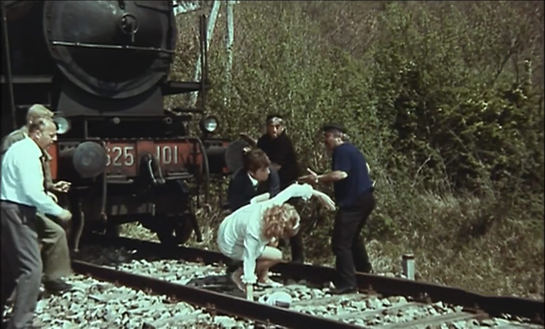 1968 _ Straziami Ma Di Baci Saziami _ Passeggero Del Treno Dal Quale Si Vogliono Far Investire Marino E Marisa _ Non Accreditato _ 02.jpg