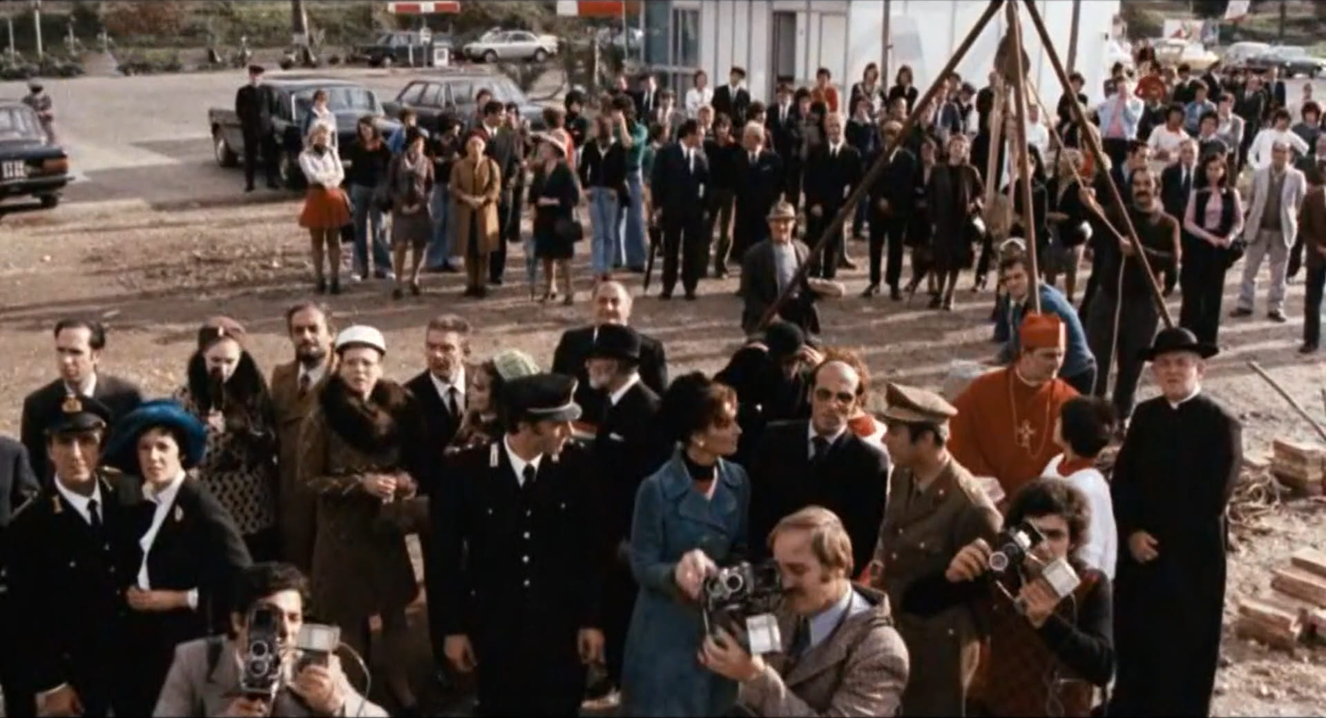 1974 _ L'arbitro _ Uomo All'inaugurazione Del Cantiere E Ospite In Casa Di Carmelo Lo Cascio _ Non Accreditato _ 01.jpg