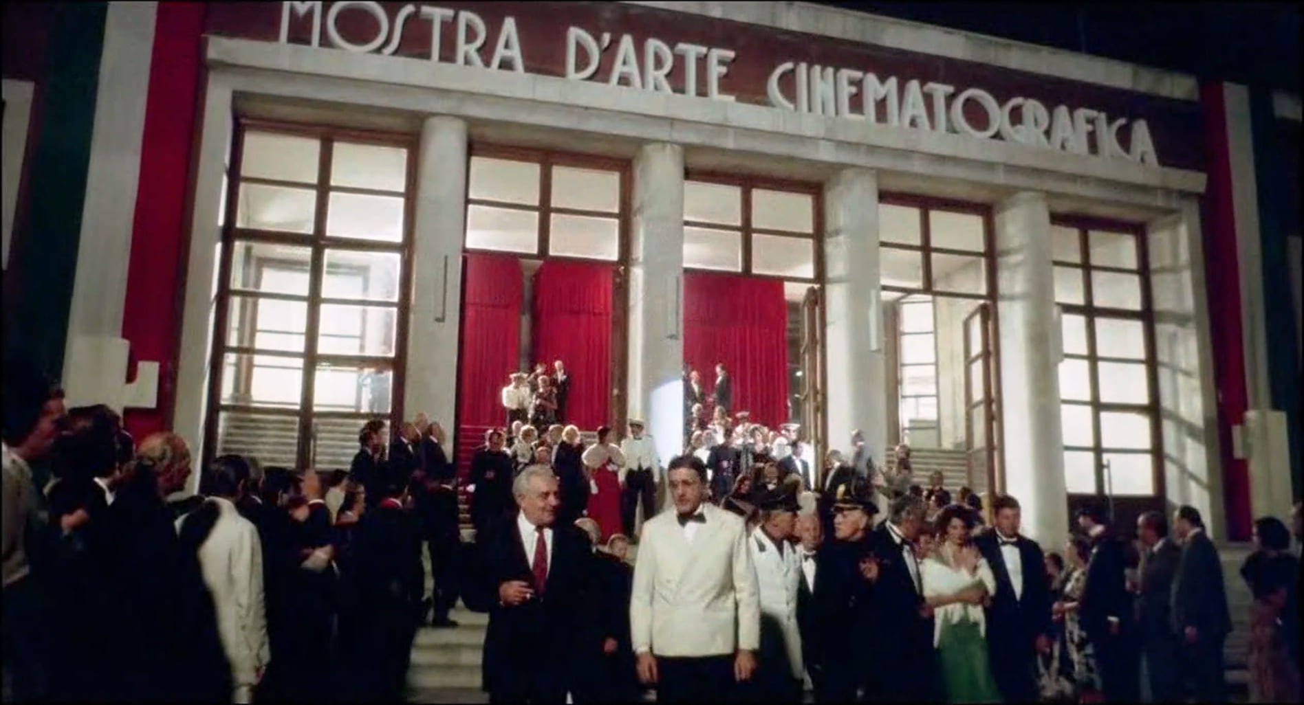 1976 _ Telefoni Bianchi _ Uomo All'uscita Del Cinema _ Non Accreditato _ 01.jpg