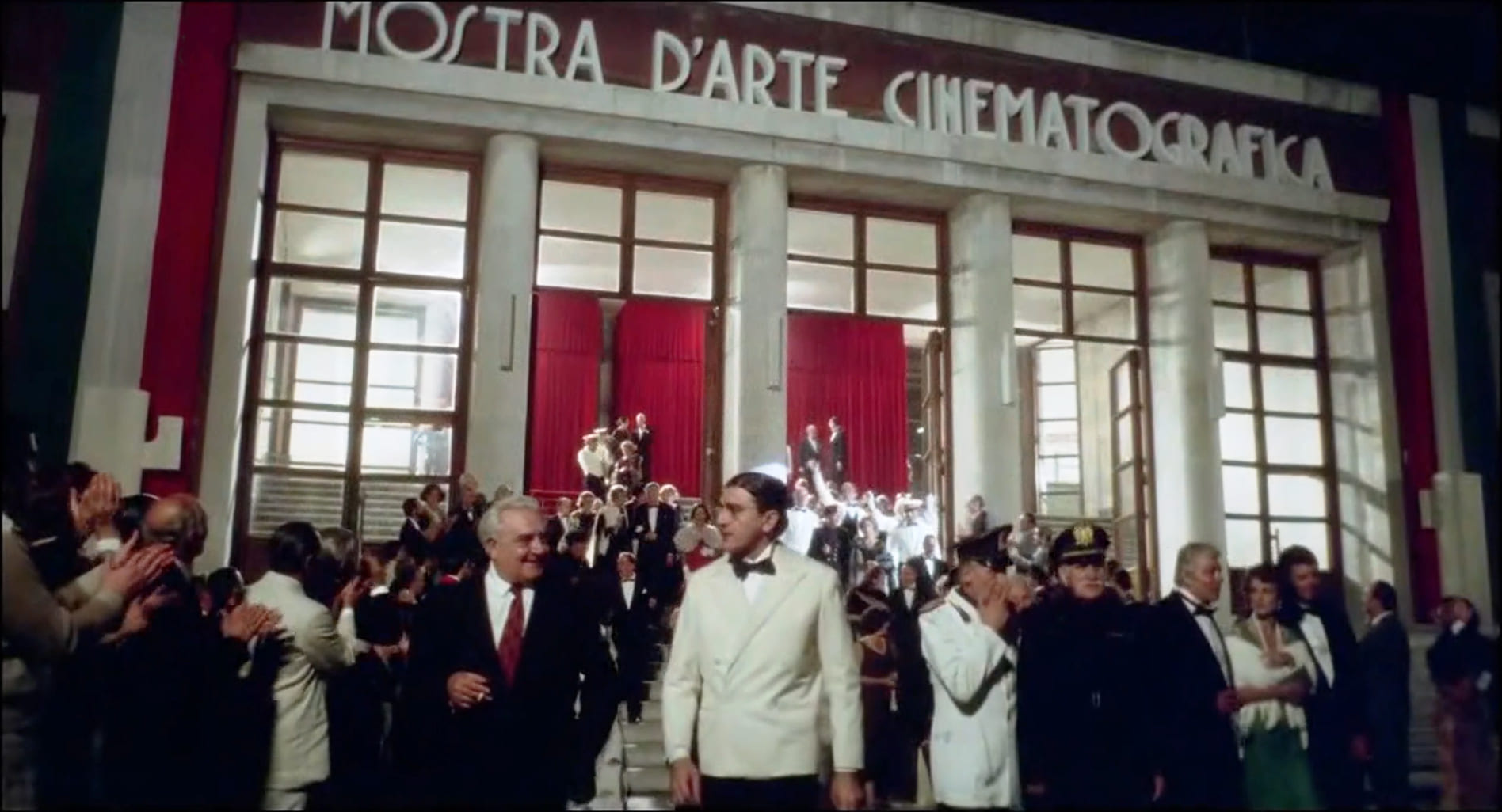 1976 _ Telefoni Bianchi _ Uomo All'uscita Del Cinema _ Non Accreditato _ 02.jpg