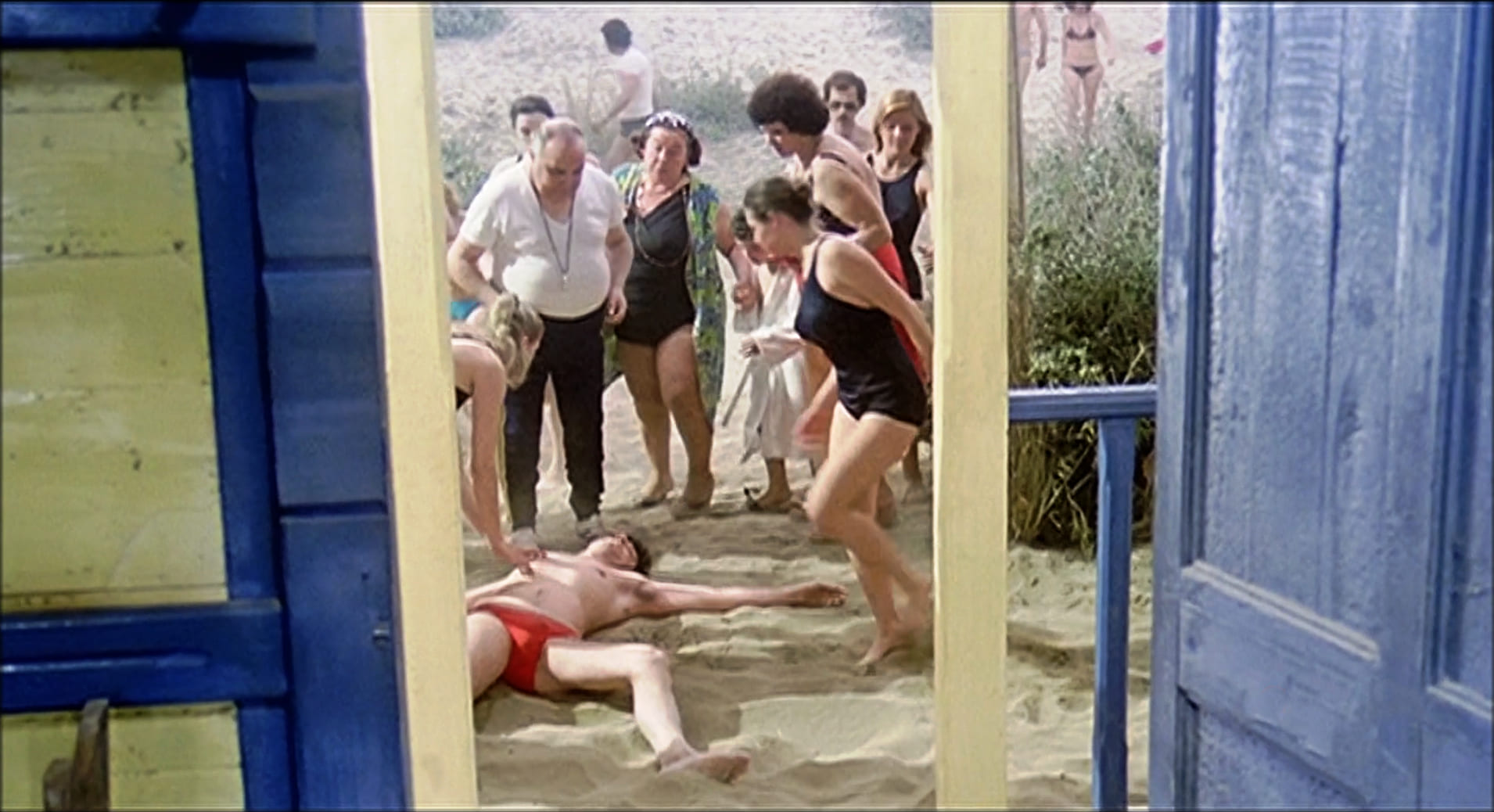 1977 _ Casotto _ Donna In Spiaggia Che Accorre Quando Gigi Sviene _ Non Accreditato _ 01.jpg