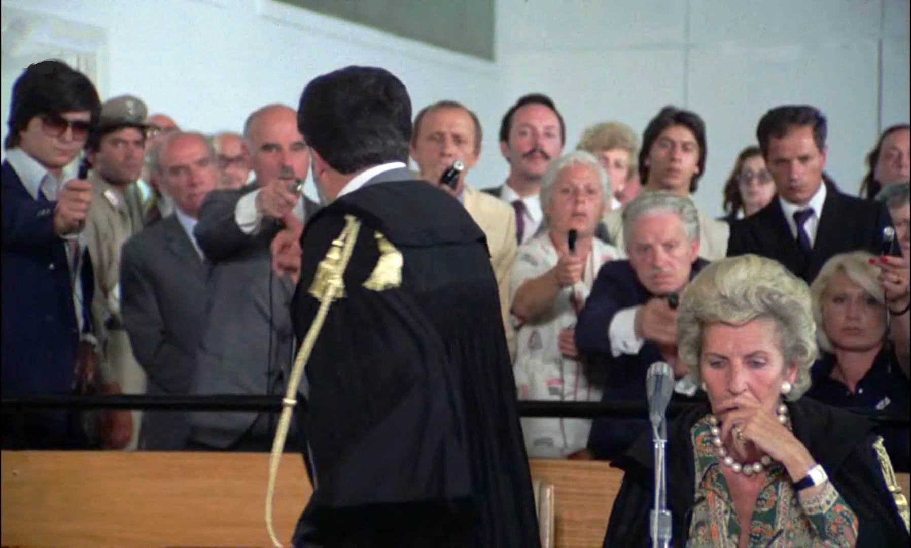 1977 _ Il Gatto _ Giornalista In Tribunale _ Non Accreditato _ 02.jpg