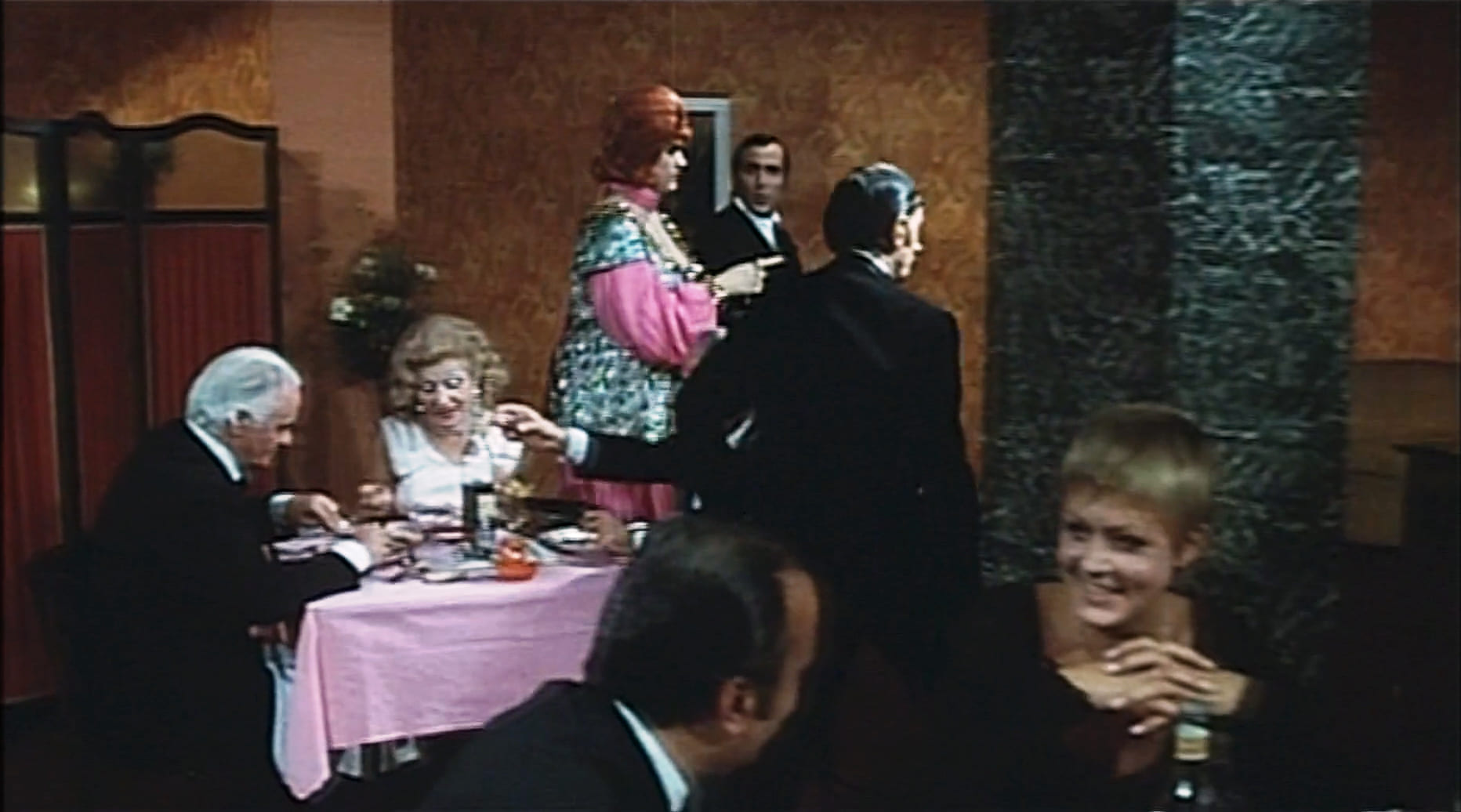 1973 _ Bella Ricca Lieve Difetto Fisico Cerca Anima Gemella _ Uomo Al Ristorante _ Non Accreditato _ 01.jpg