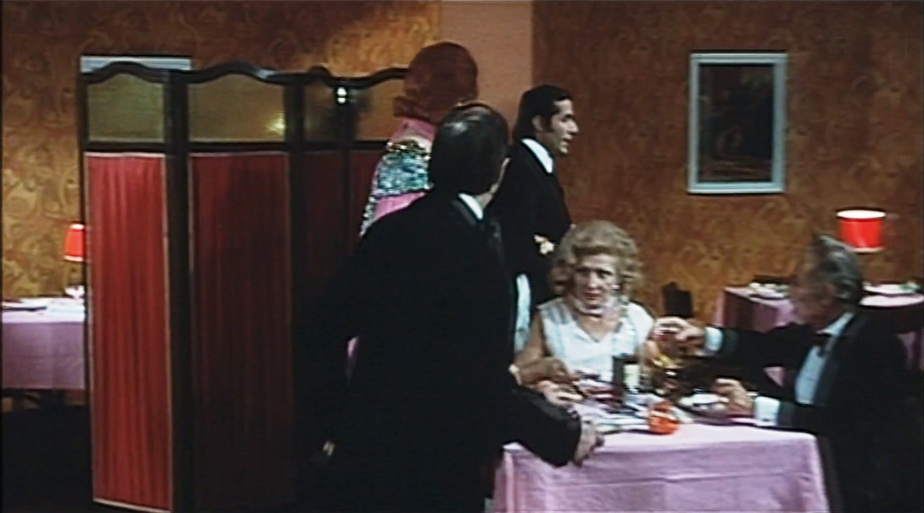 1973 _ Bella Ricca Lieve Difetto Fisico Cerca Anima Gemella _ Donna Al Ristorante _ Non Accreditato _ 01.jpg