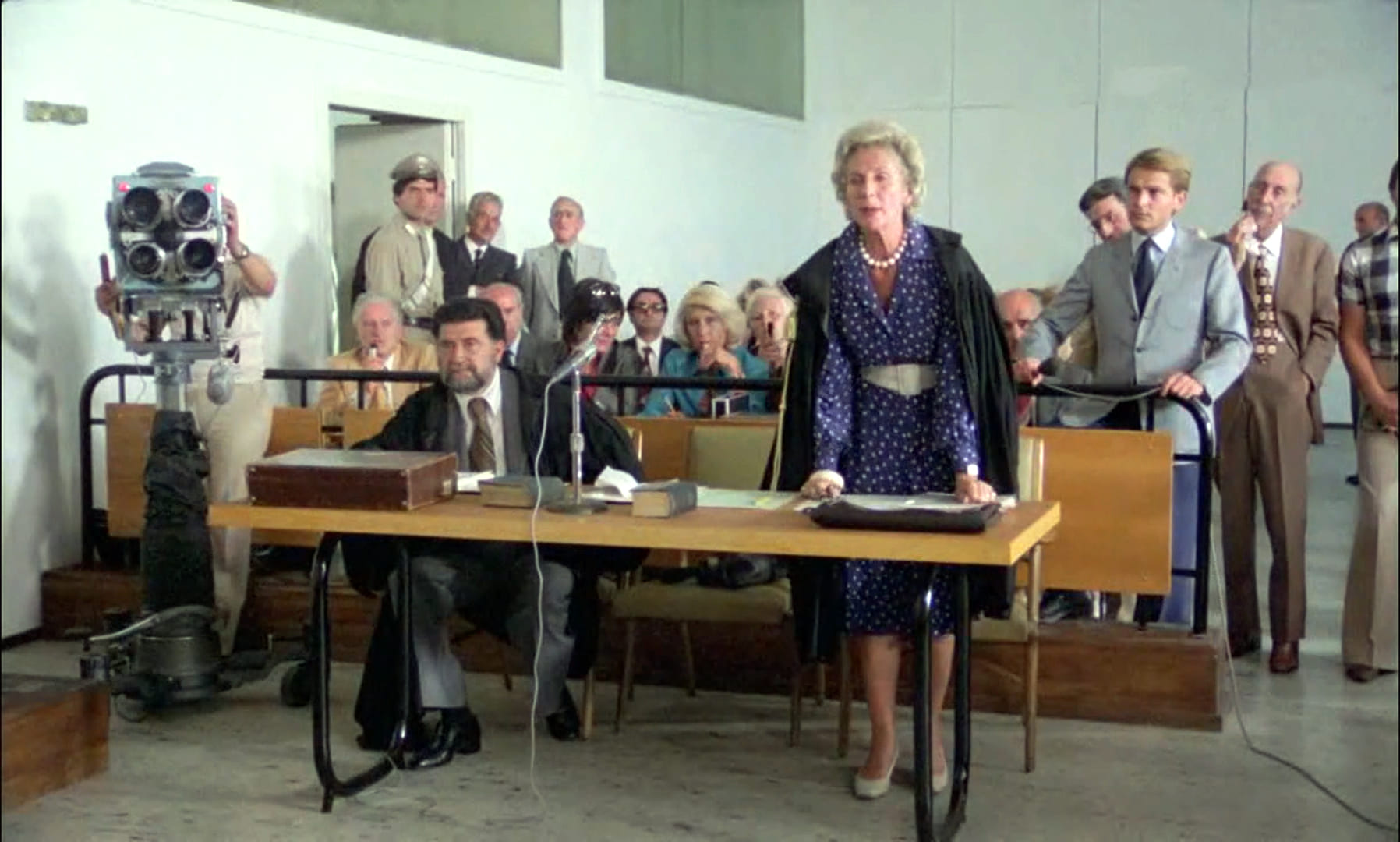 1977 _ Il Gatto _ Giornalista In Tribunale _ Non Accreditato _ 02.jpg