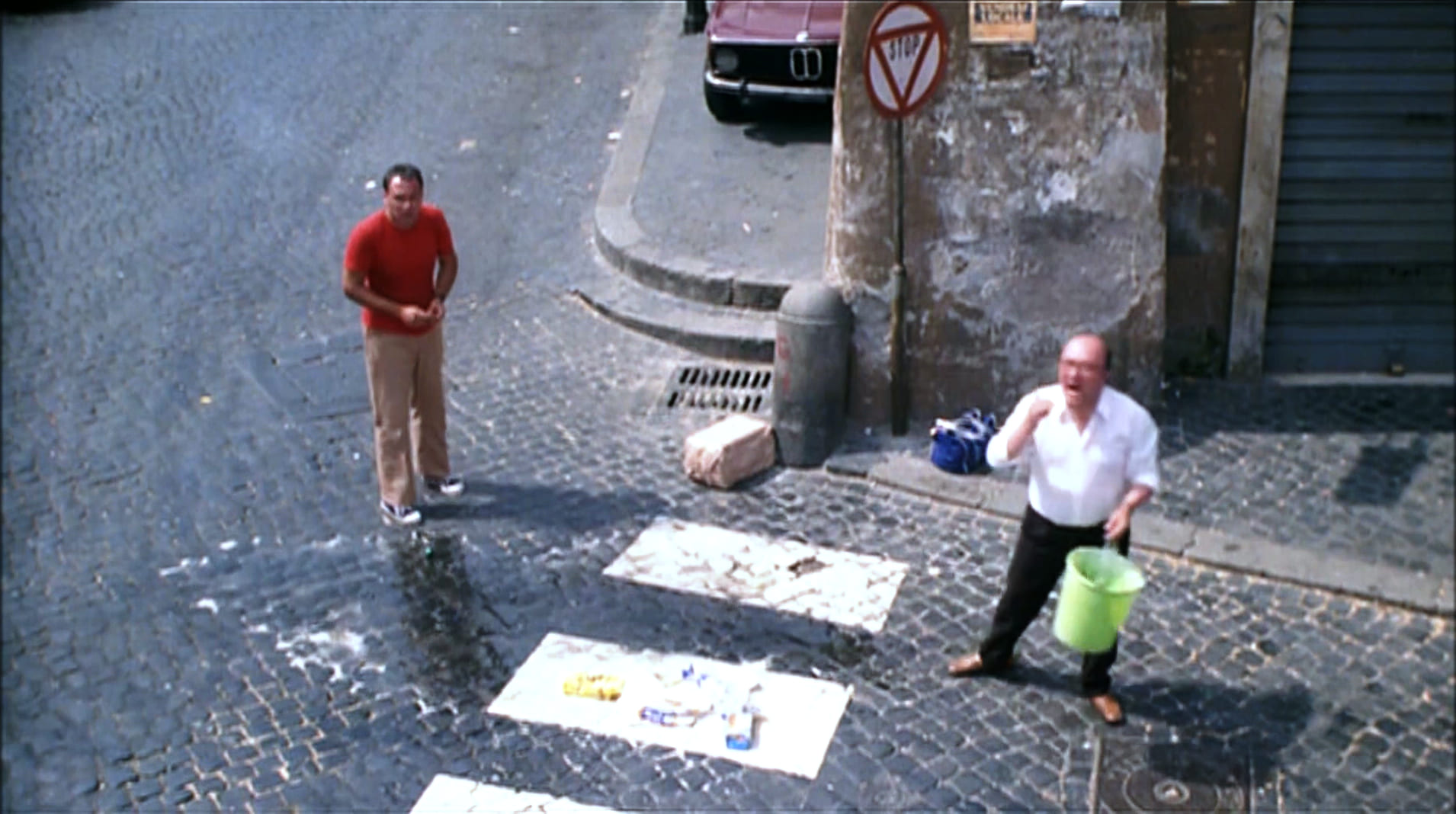 1980 _ Un Sacco Bello _ Uomo Che Getta Un Secchio D'acqua Sull'olio Caduto _ Non Accreditato _ 01.jpg