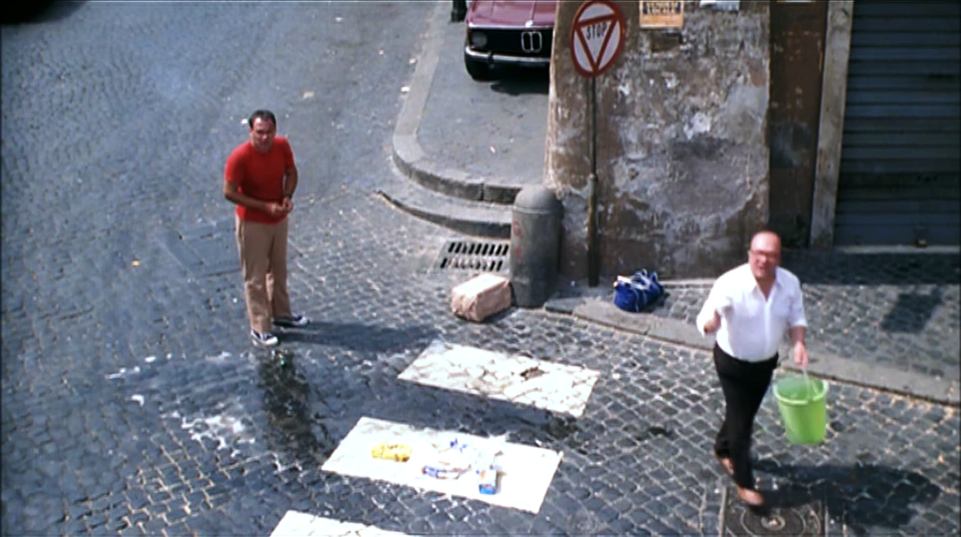 1980 _ Un Sacco Bello _ Uomo Che Getta Un Secchio D'acqua Sull'olio Caduto _ Non Accreditato _ 02.jpg