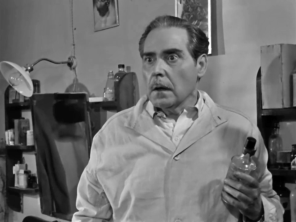 Los jueves, milagro (1957) - TokyVideo13.jpg