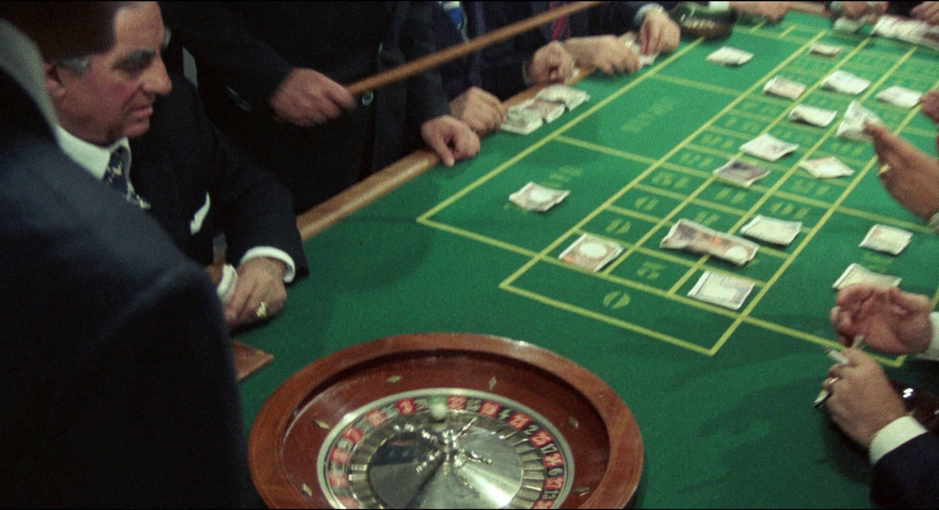 1977 _ Napoli Spara _ Giocatore Al Casinò _ Non Accreditato _ 02.jpg