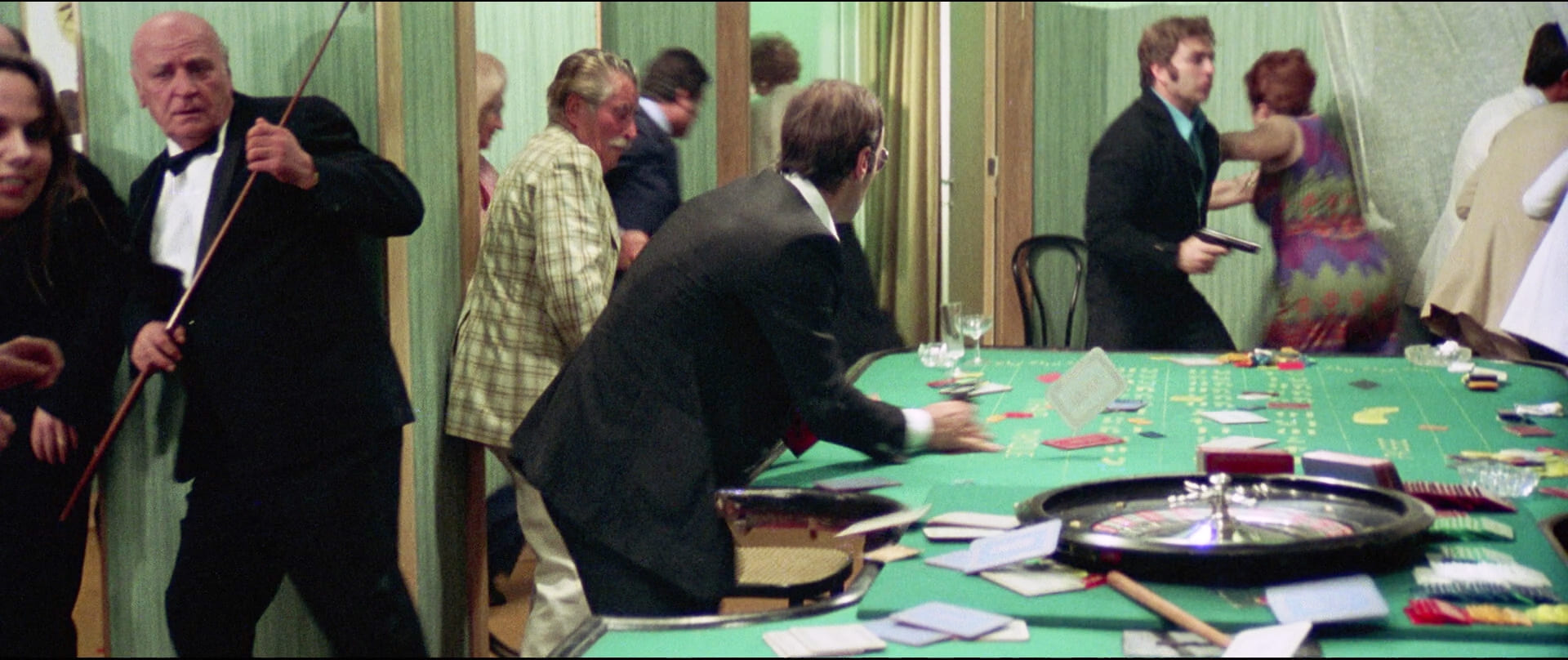 1975 _ Il Giustiziere Sfida La Città _ Croupier _ Non Accreditato _ 01.jpg