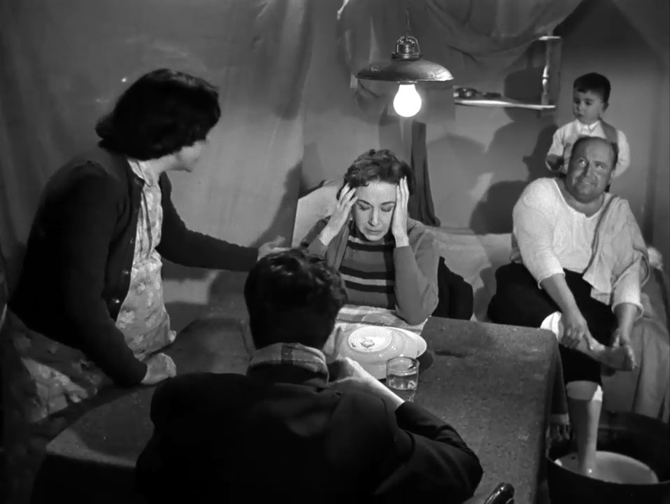 El pisito (1958) - TokyVideo15.jpg