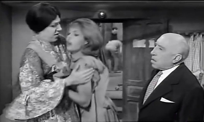 1962   DETECTIVE CON FALDAS (480p_25fps_H264-128kbit_AAC)9.jpg