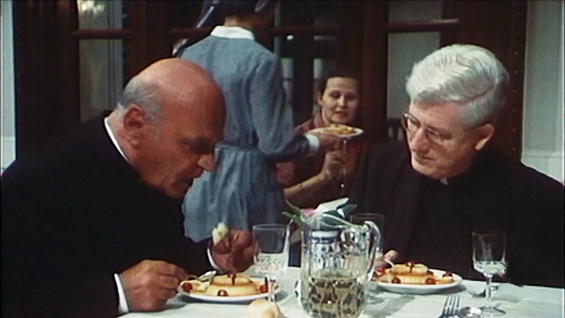 1974 _ Il Sorriso Del Grande Tentatore _ Sacerdote Nella Sala Da Pranzo _ Non Accreditato _ 01.jpg