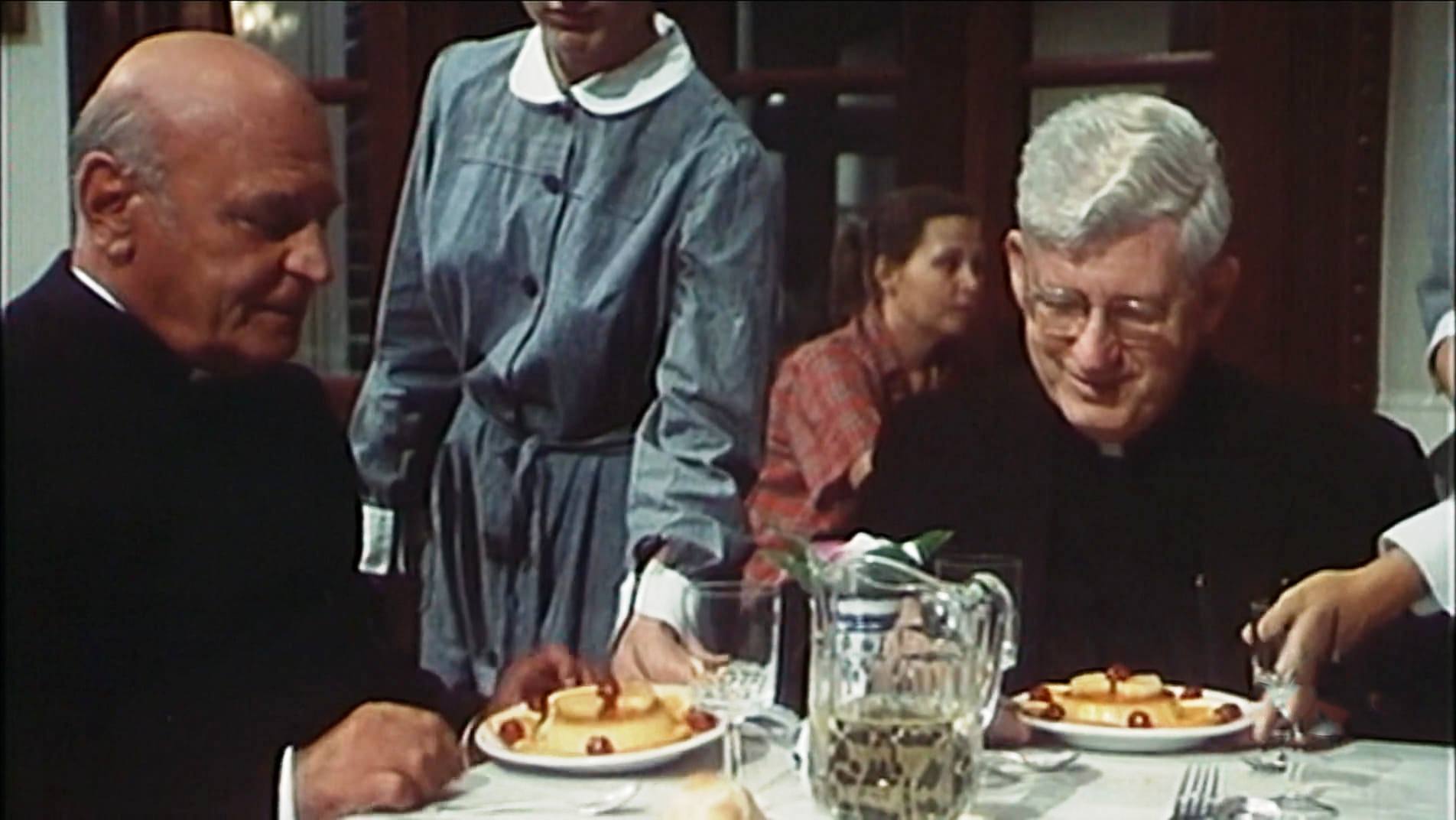 1974 _ Il Sorriso Del Grande Tentatore _ Sacerdote Nella Sala Da Pranzo _ Non Accreditato _ 02.jpg